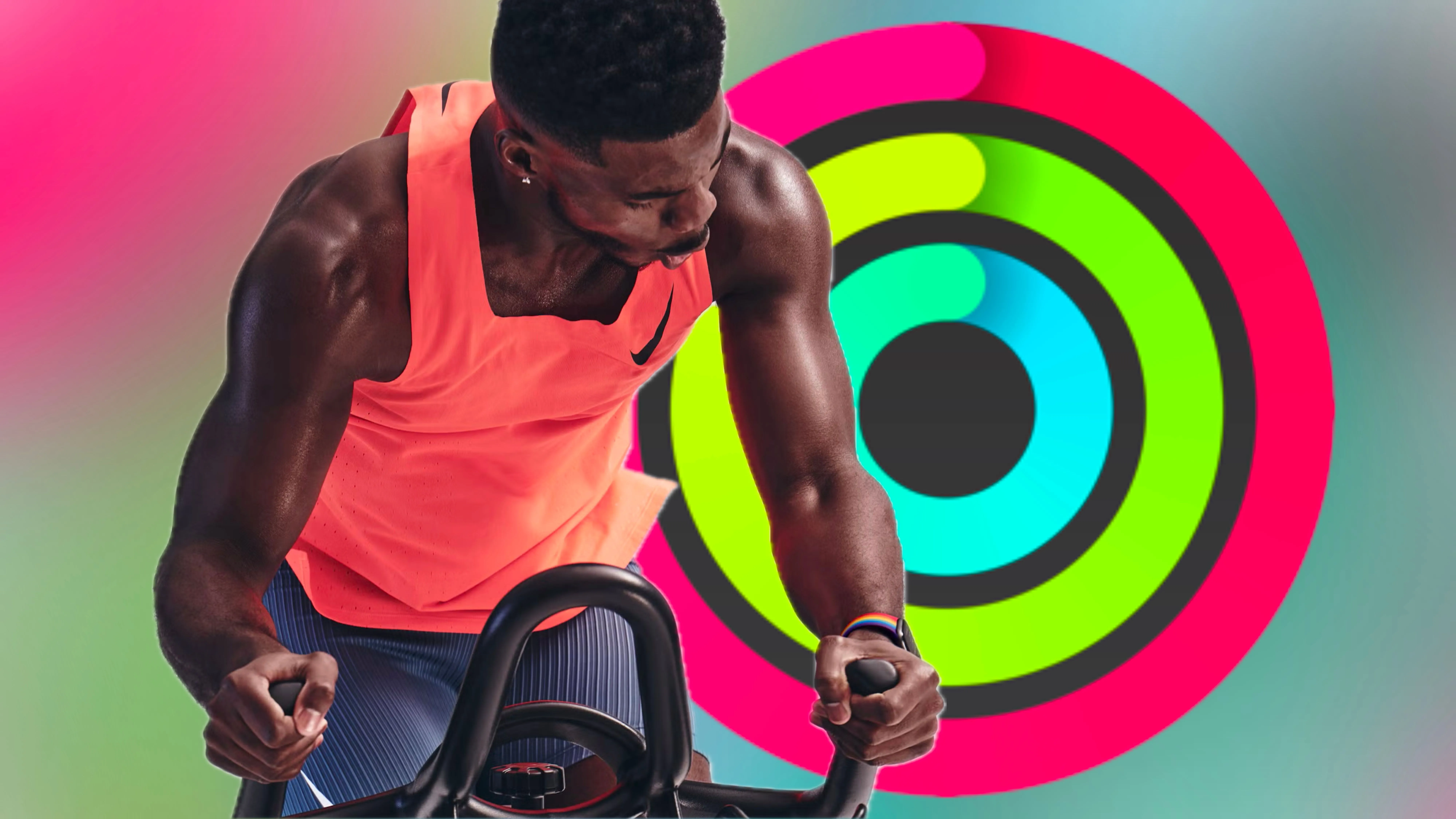 Huấn luyện viên Apple Fitness+ với hình ảnh vòng hoạt động Activity Rings trên màn hình