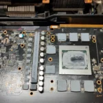 Keo tản nhiệt và miếng tản nhiệt cũ đã khô trên card đồ họa AMD RX 6800 XT