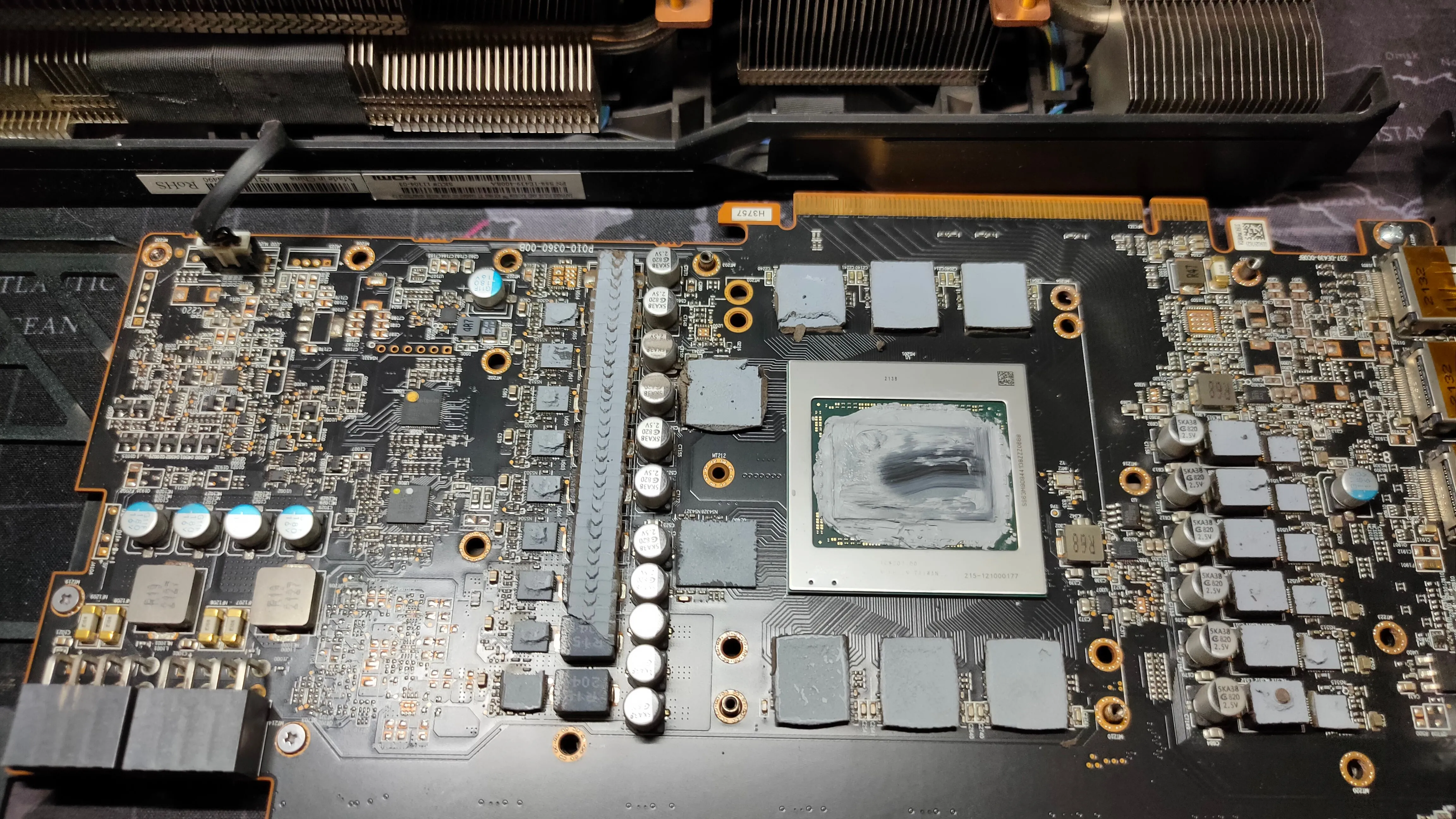 Keo tản nhiệt và miếng tản nhiệt cũ đã khô trên card đồ họa AMD RX 6800 XT