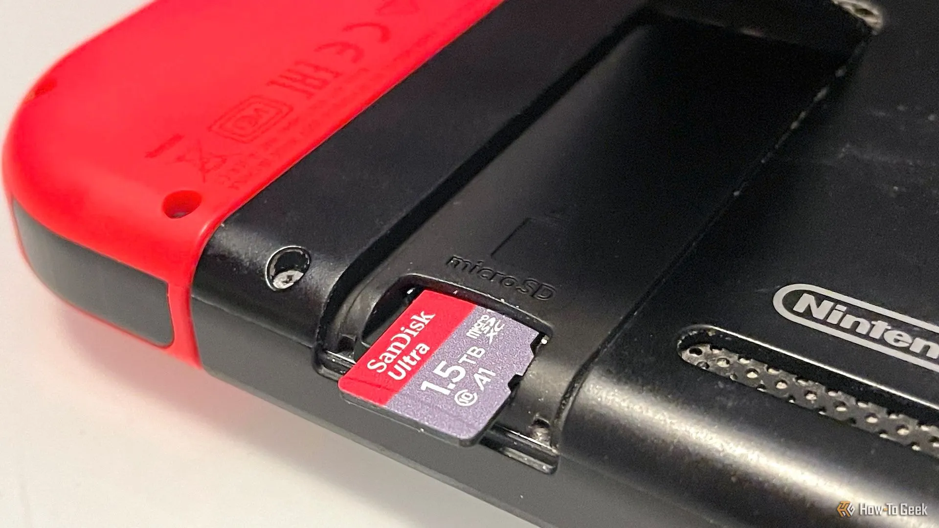 Khe cắm thẻ nhớ microSD Express trên Nintendo Switch 2 cho phép mở rộng dung lượng lưu trữ.