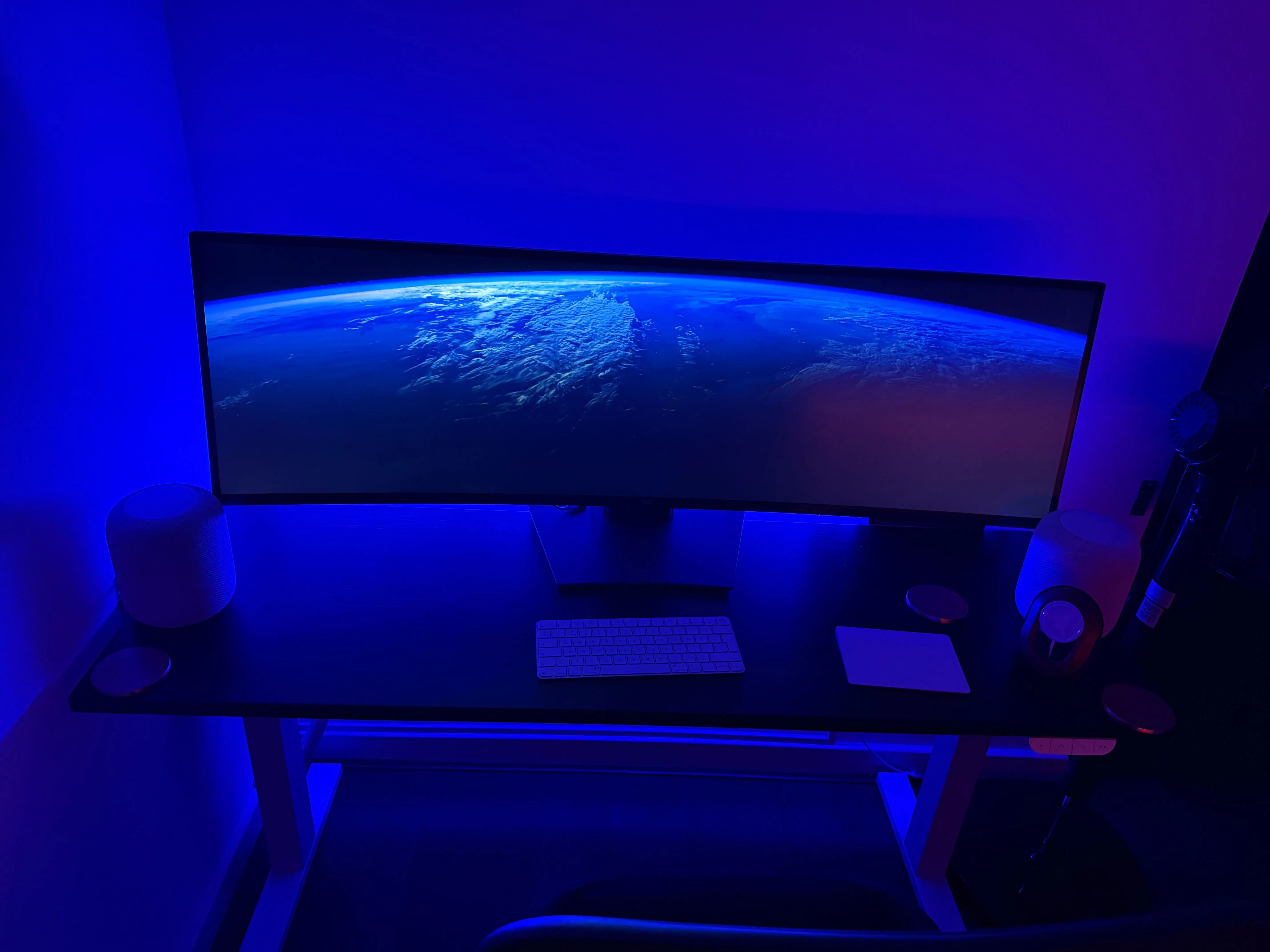 Không gian văn phòng tại nhà với đèn dải Philips Hue ở phía sau bàn tạo vẻ ngoài xanh mát hiện đại