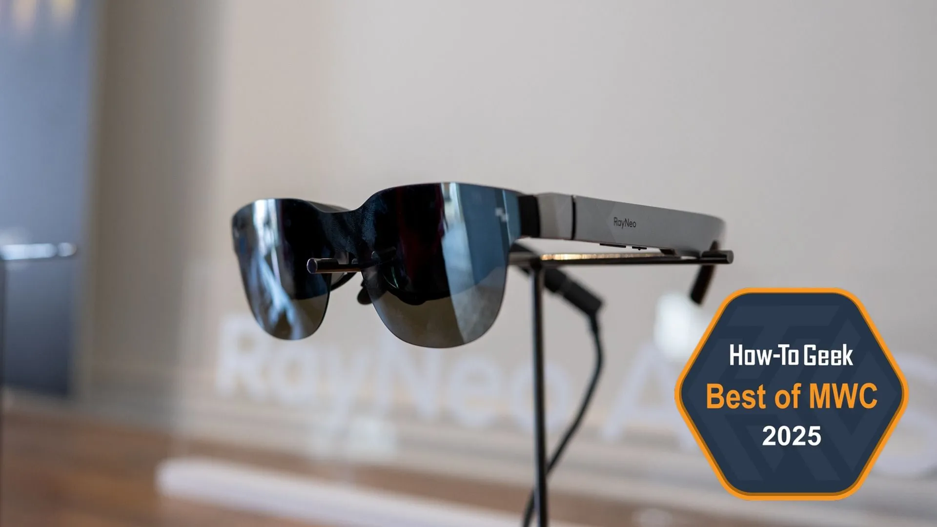 Kính thực tế mở rộng TCL RayNeo Air 3s XR Glasses trưng bày tại MWC 2025