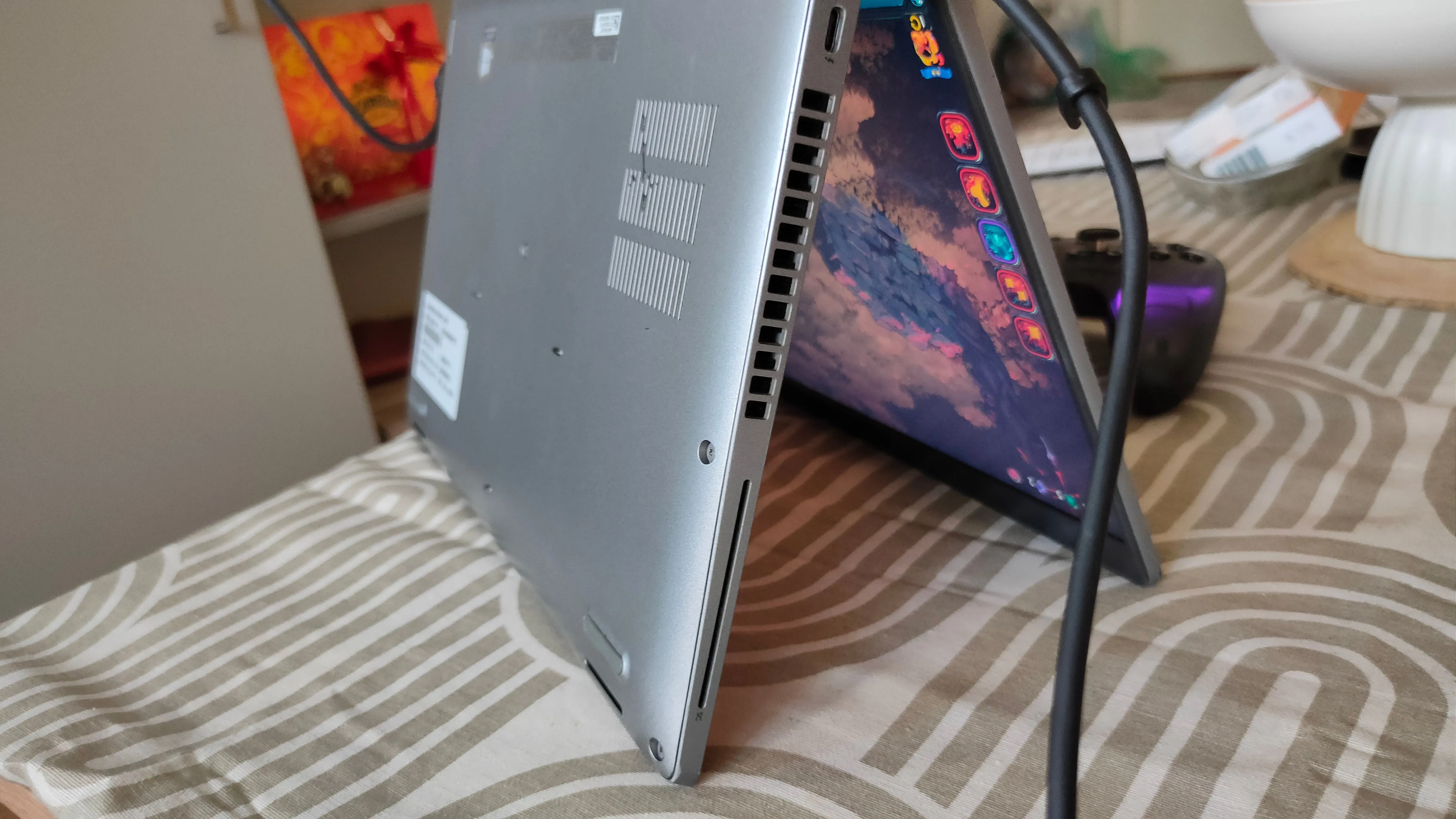 Laptop Dell được đặt ở tư thế tenting giúp tối ưu luồng khí và tăng hiệu suất