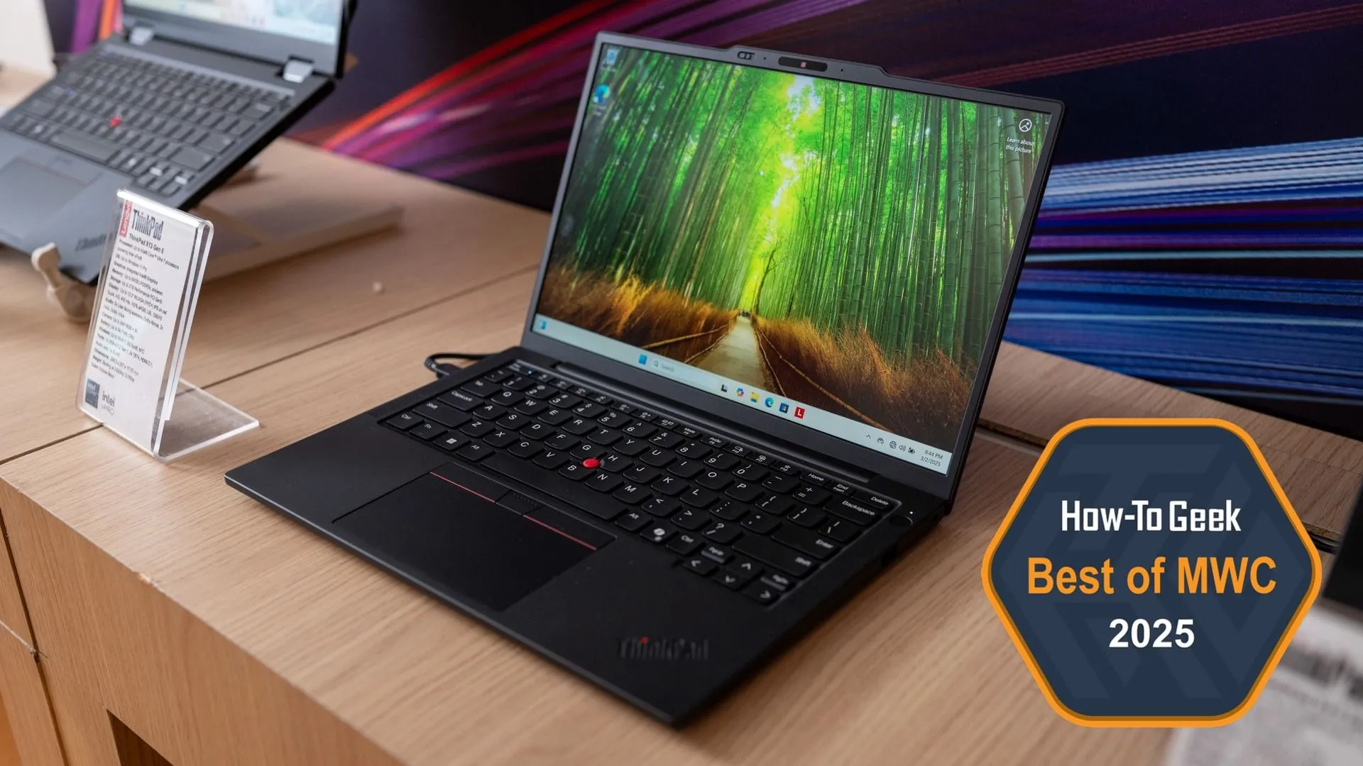Laptop Lenovo ThinkPad X13 Gen 6 đặt trên bàn làm việc