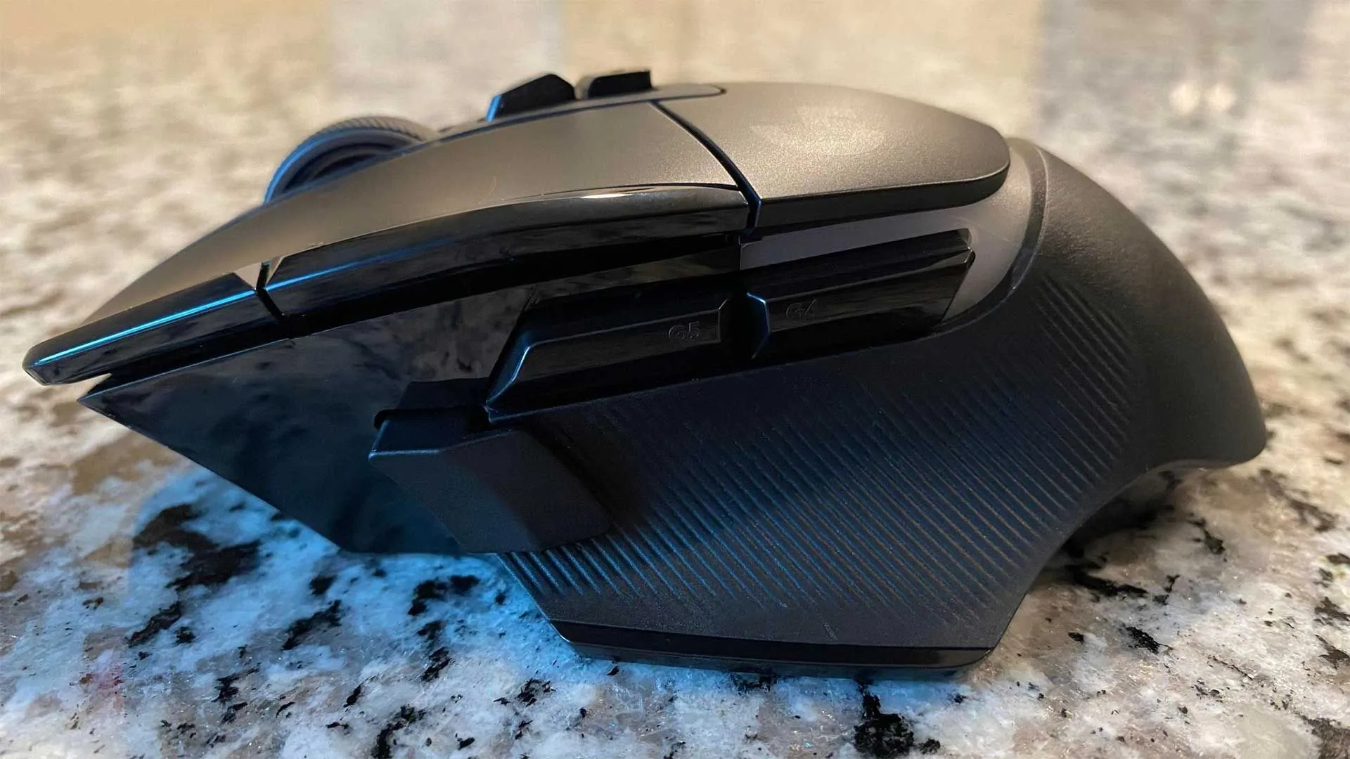 Logitech G502 X Plus Lightspeed, phiên bản chuột gaming không dây cao cấp với đèn RGB và các nút tùy chỉnh linh hoạt, góc nhìn ngang.