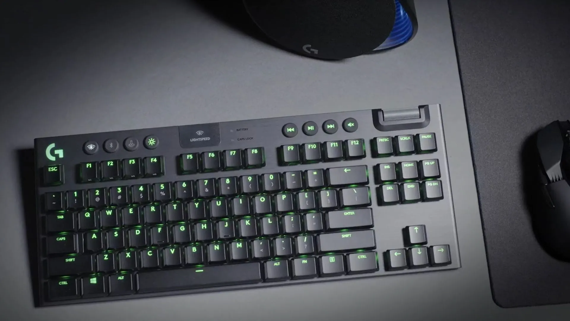 Logitech G915 Lightspeed TKL đặt trên bàn làm việc màu xám
