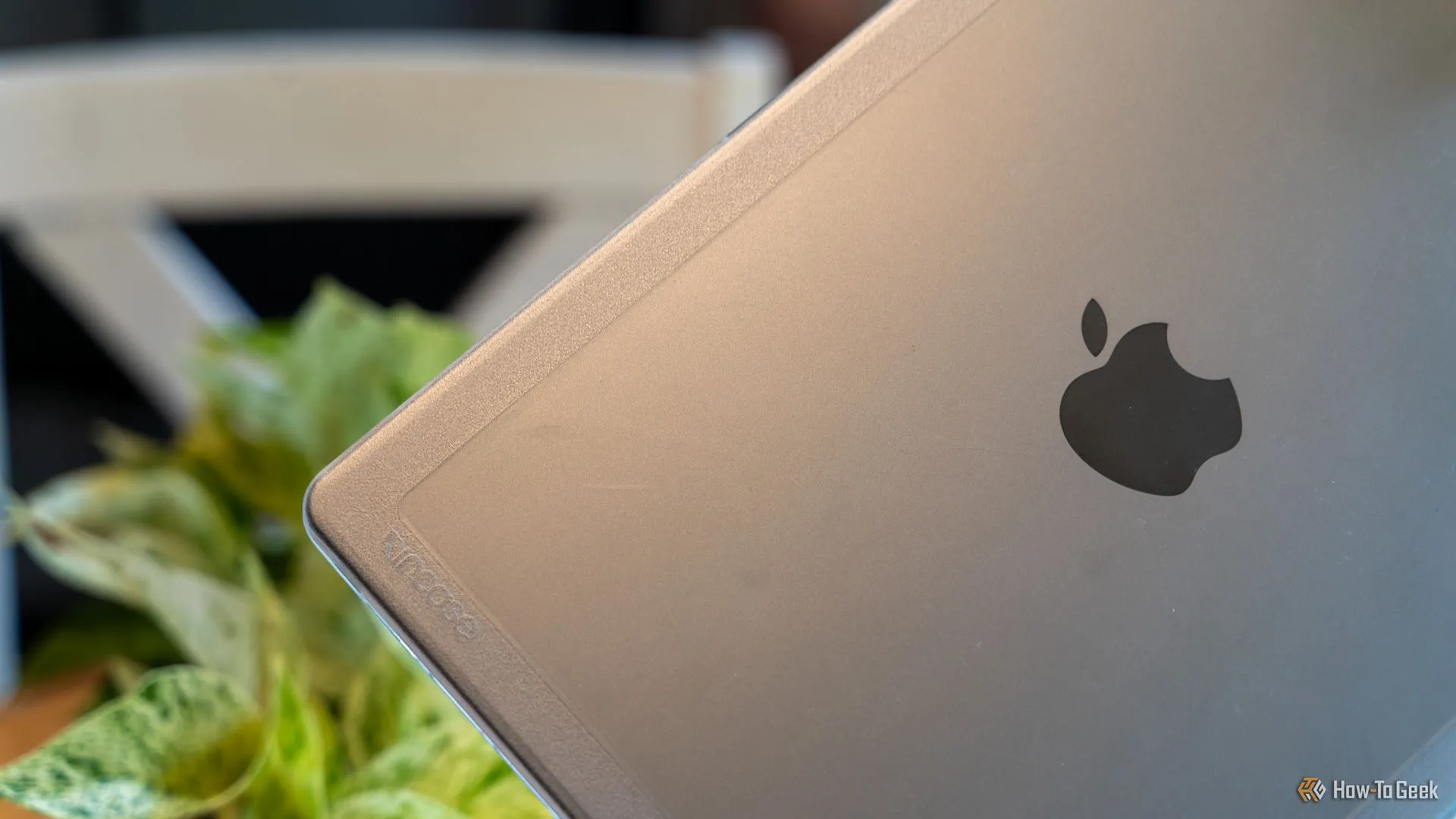 Logo Incase trên ốp lưng Edge Hardshell, logo Apple MacBook Pro và cây xanh làm nền, thể hiện sự tương thích.