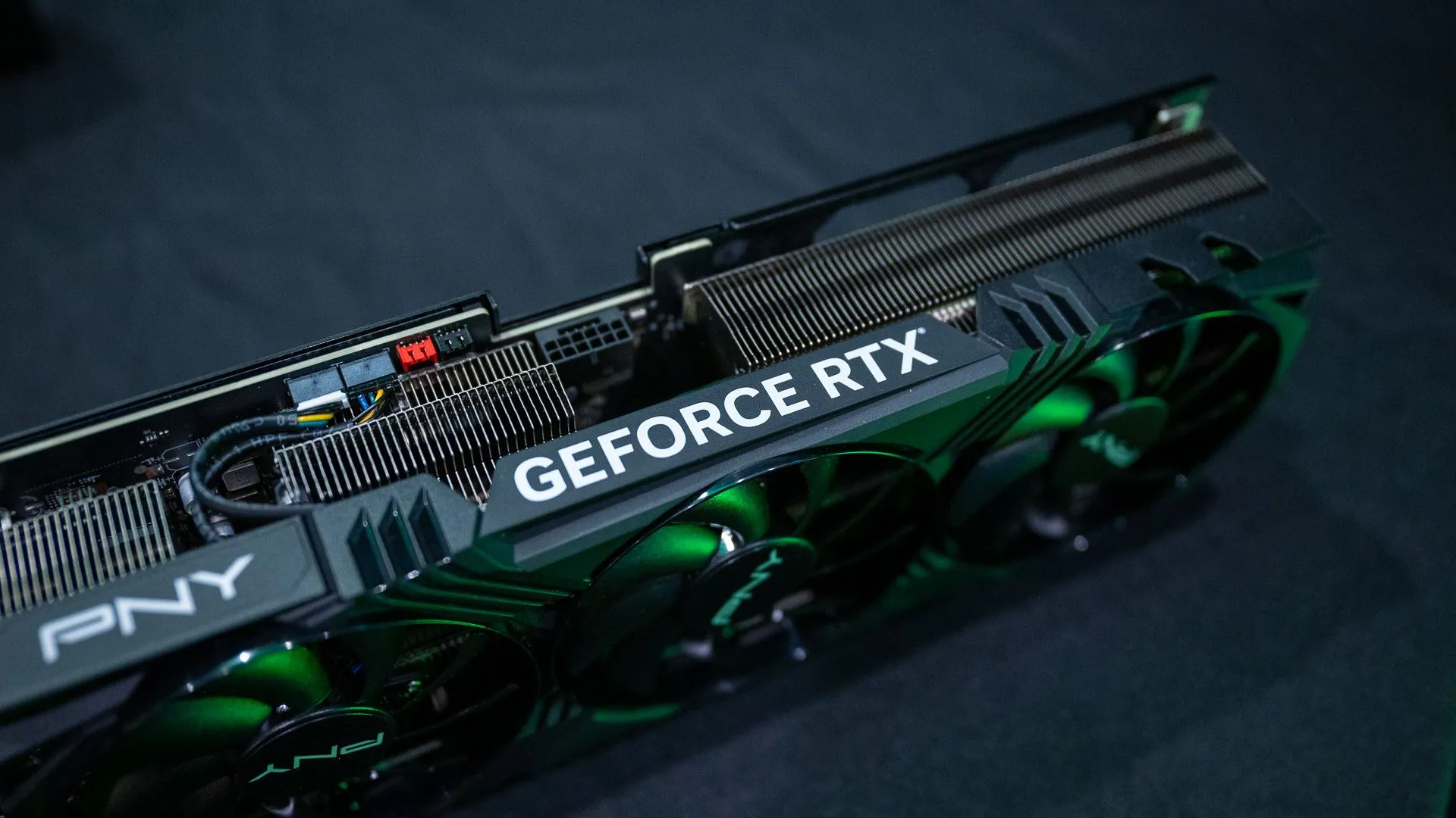 Logo Nvidia GeForce RTX trên card đồ họa gaming RTX 4070 Ti