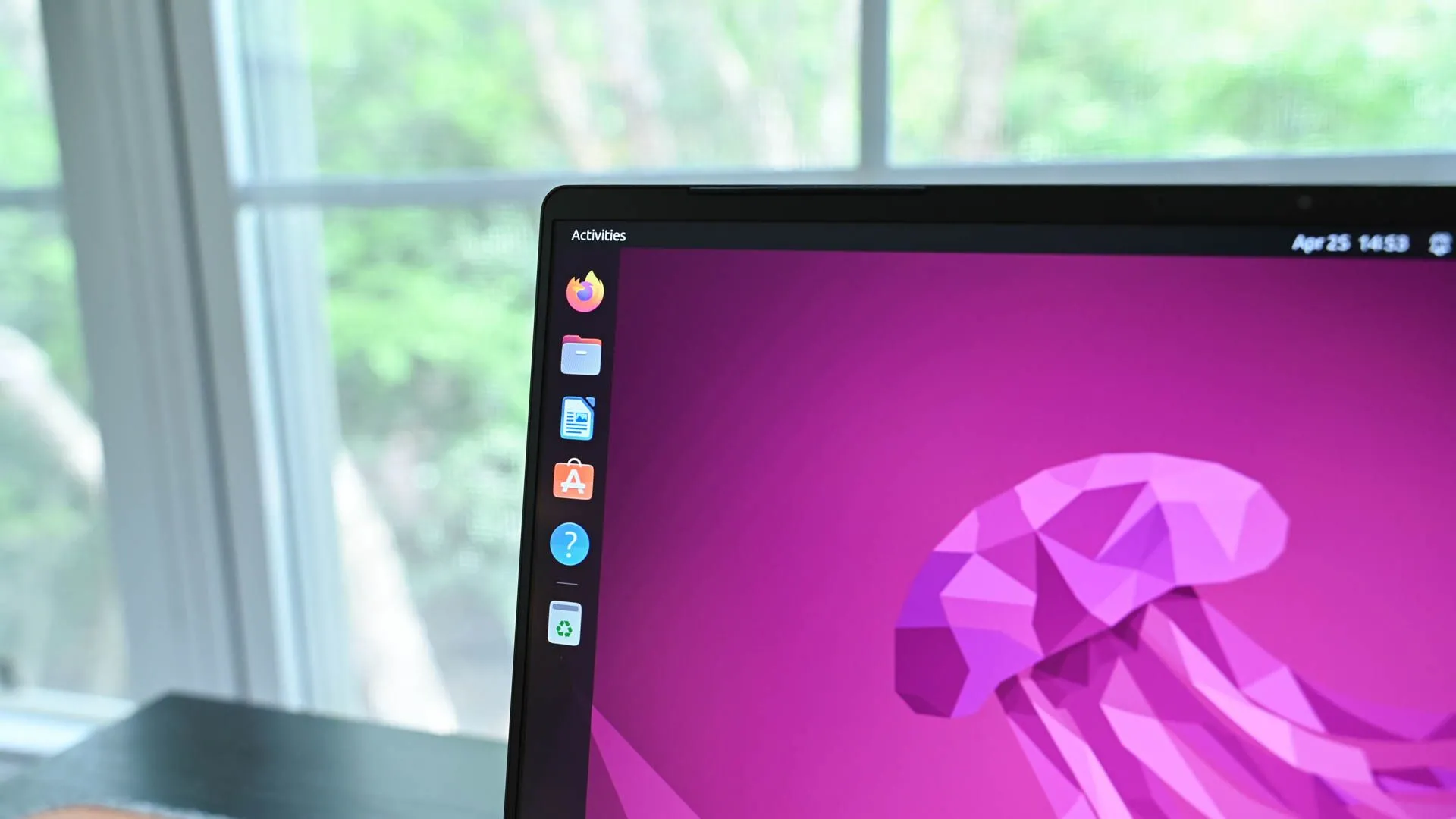 Logo Ubuntu và biểu tượng máy tính để bàn
