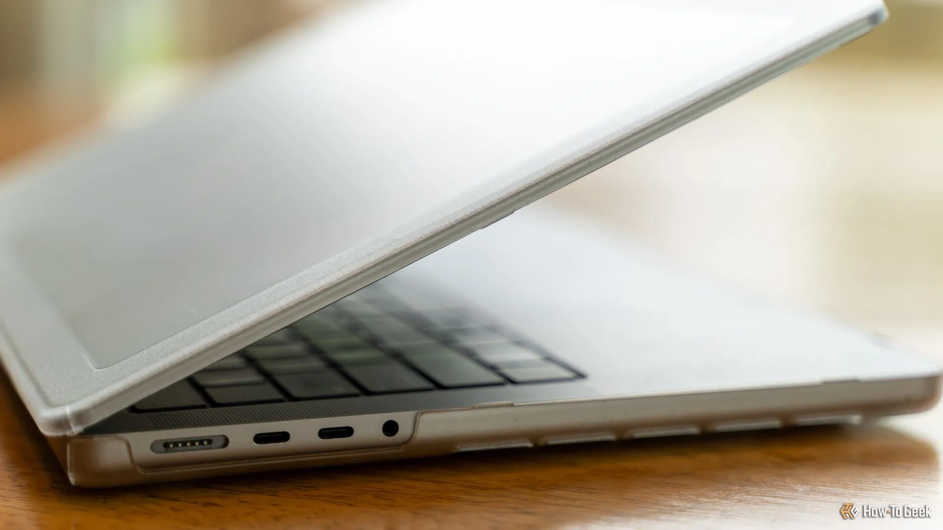 MacBook Pro 14 inch M1 Max trong ốp Incase Edge Hardshell, hiển thị các cổng USB-C và MagSafe được bảo vệ.