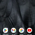 Màn hình chính Android trên điện thoại Pixel 7 với các ứng dụng mặc định.