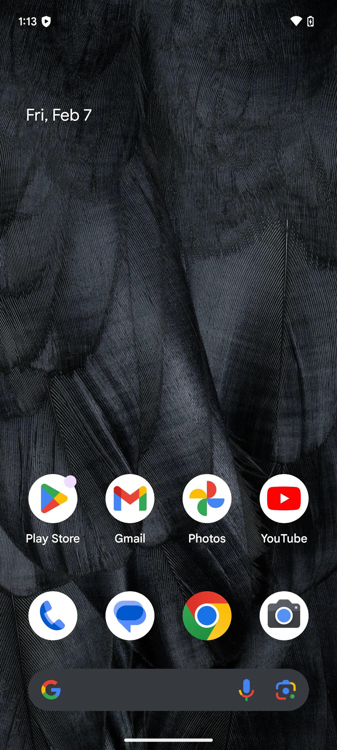 Màn hình chính Android trên điện thoại Pixel 7 với các ứng dụng mặc định.