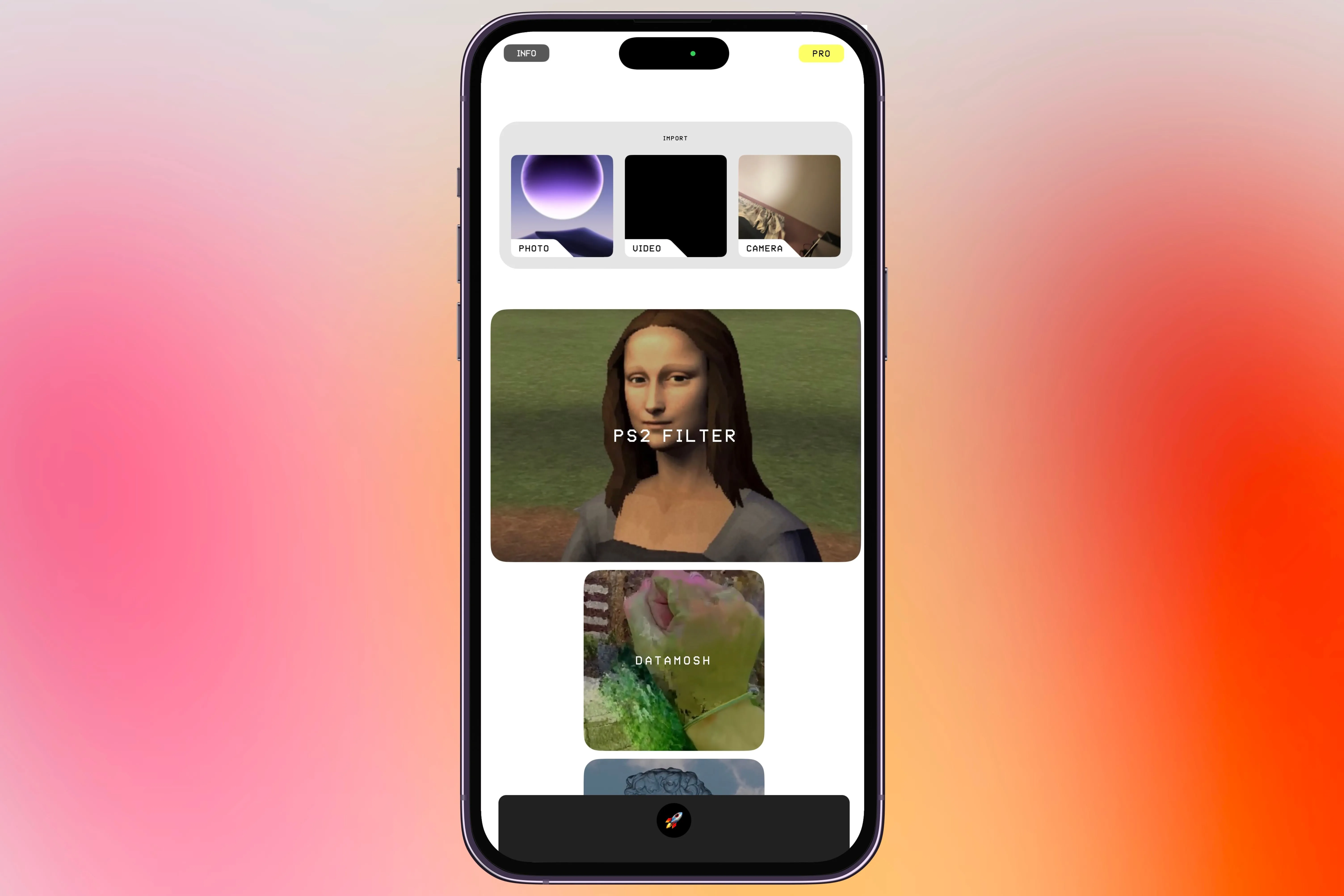 Màn hình chính ứng dụng Glitché trên iPhone với nền màu sắc, giới thiệu các hiệu ứng chỉnh sửa ảnh phá cách
