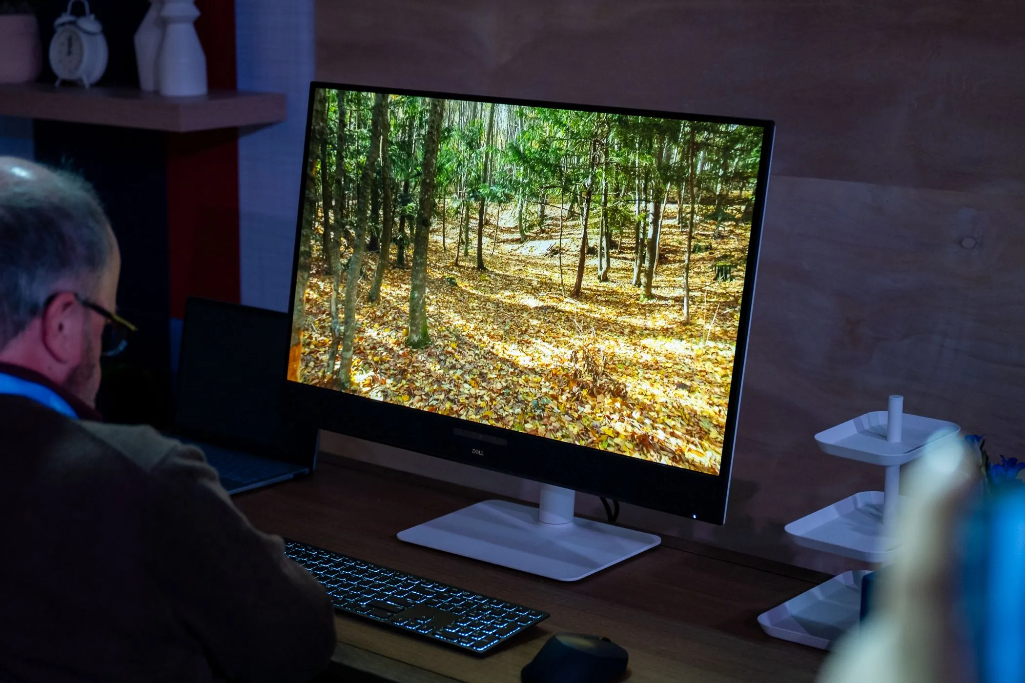 Màn hình Dell 32 Plus 4K QD-OLED đặt trên bàn, biểu thị công nghệ màn hình cao cấp đang ngày càng phổ biến và giá cả phải chăng