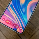 Màn hình điện thoại Samsung Galaxy hiển thị giao diện One UI 7 với thanh điều hướng Now Bar mới.