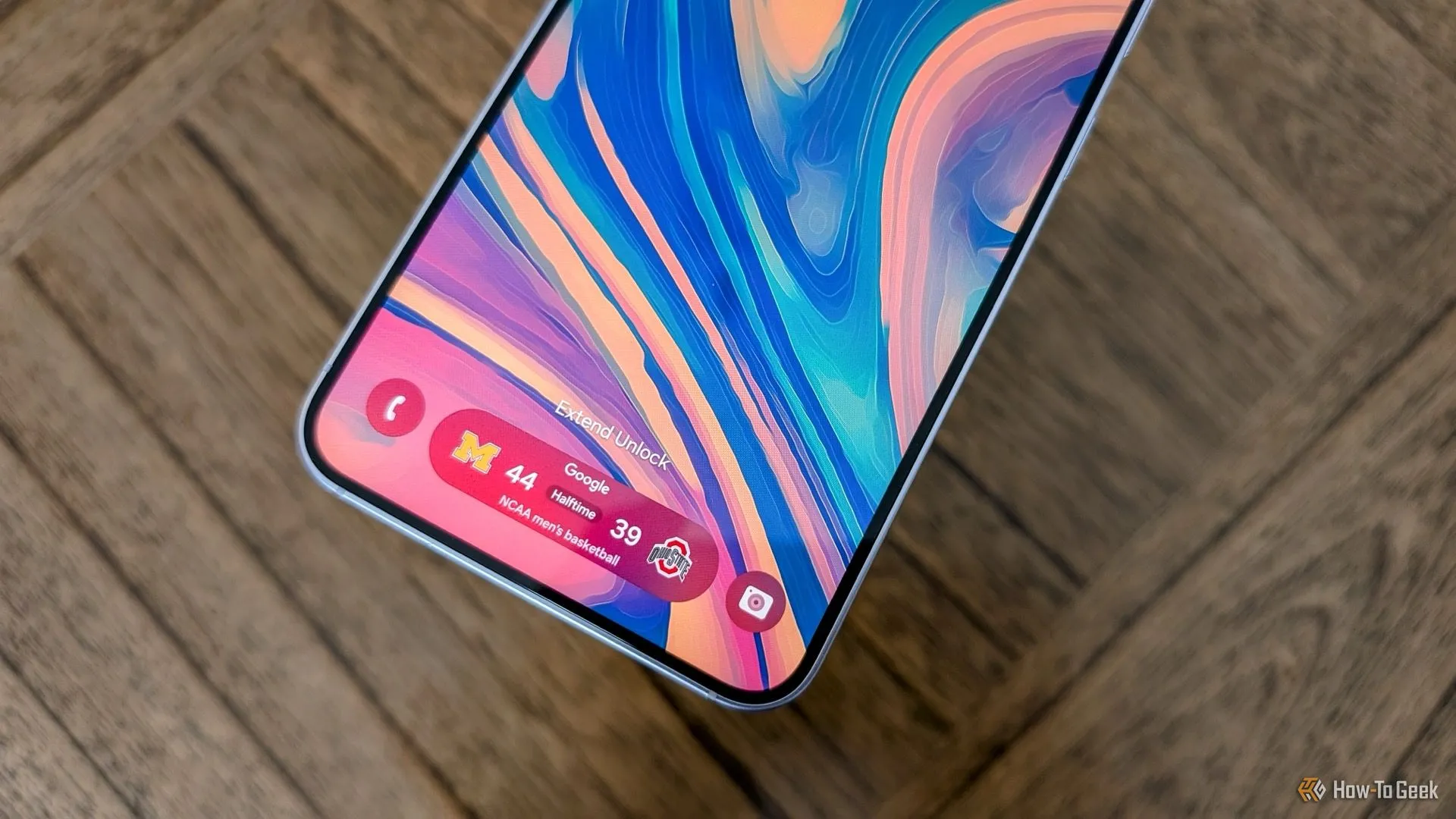 Màn hình điện thoại Samsung Galaxy hiển thị giao diện One UI 7 với thanh điều hướng Now Bar mới.