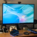 Màn hình gaming 4K GIGABYTE M32U trên bàn làm việc