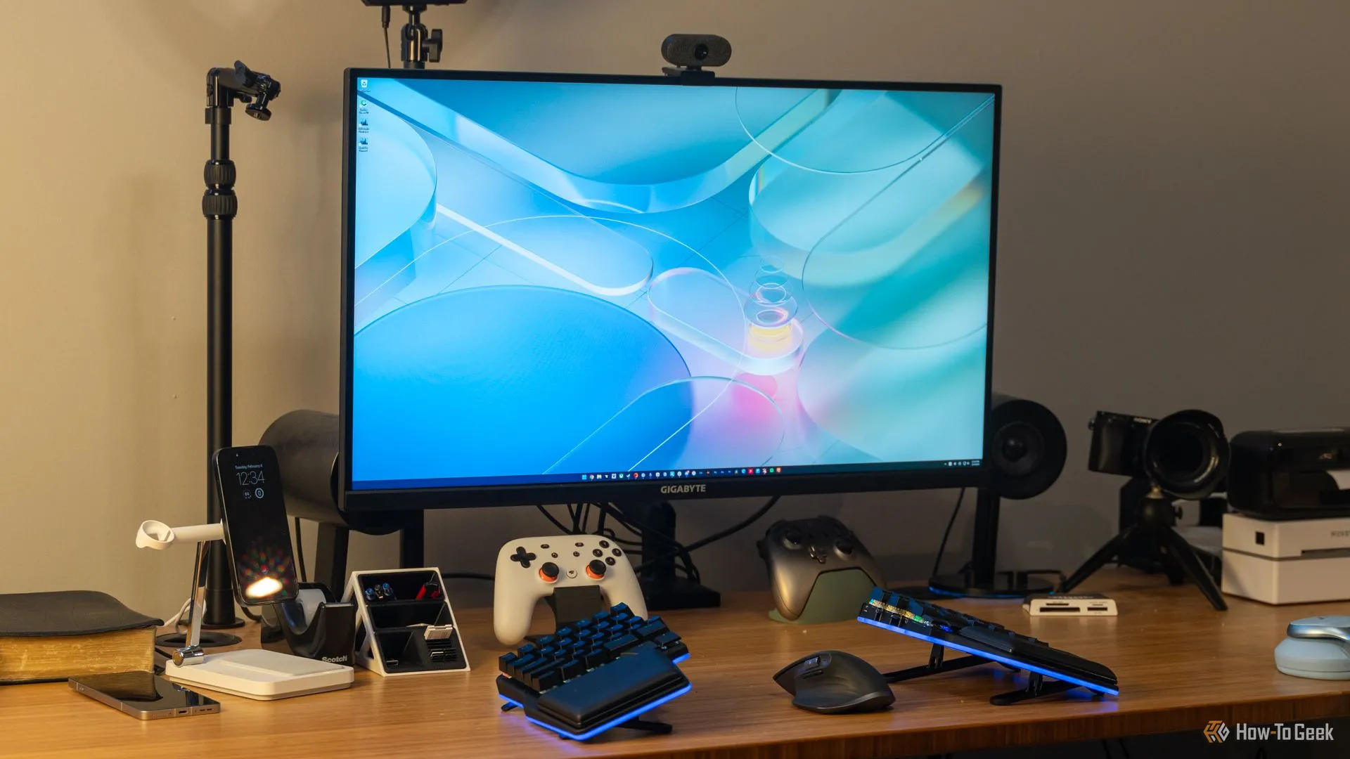 Màn hình gaming 4K GIGABYTE M32U trên bàn làm việc