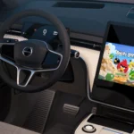 Màn hình giải trí xe ô tô hiển thị game Angry Birds 2 chạy trên nền tảng Android Auto mới nhất.