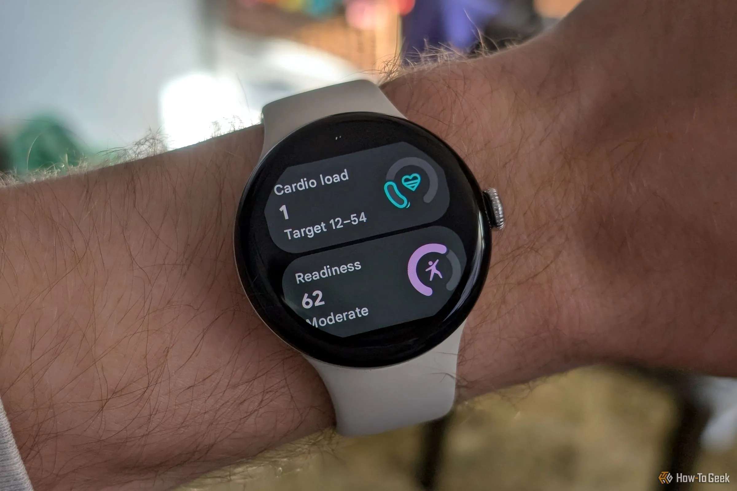 Màn hình Google Pixel Watch 3 hiển thị chỉ số Cardio Load và Readiness, thể hiện khả năng theo dõi sức khỏe toàn diện với Fitbit Premium.