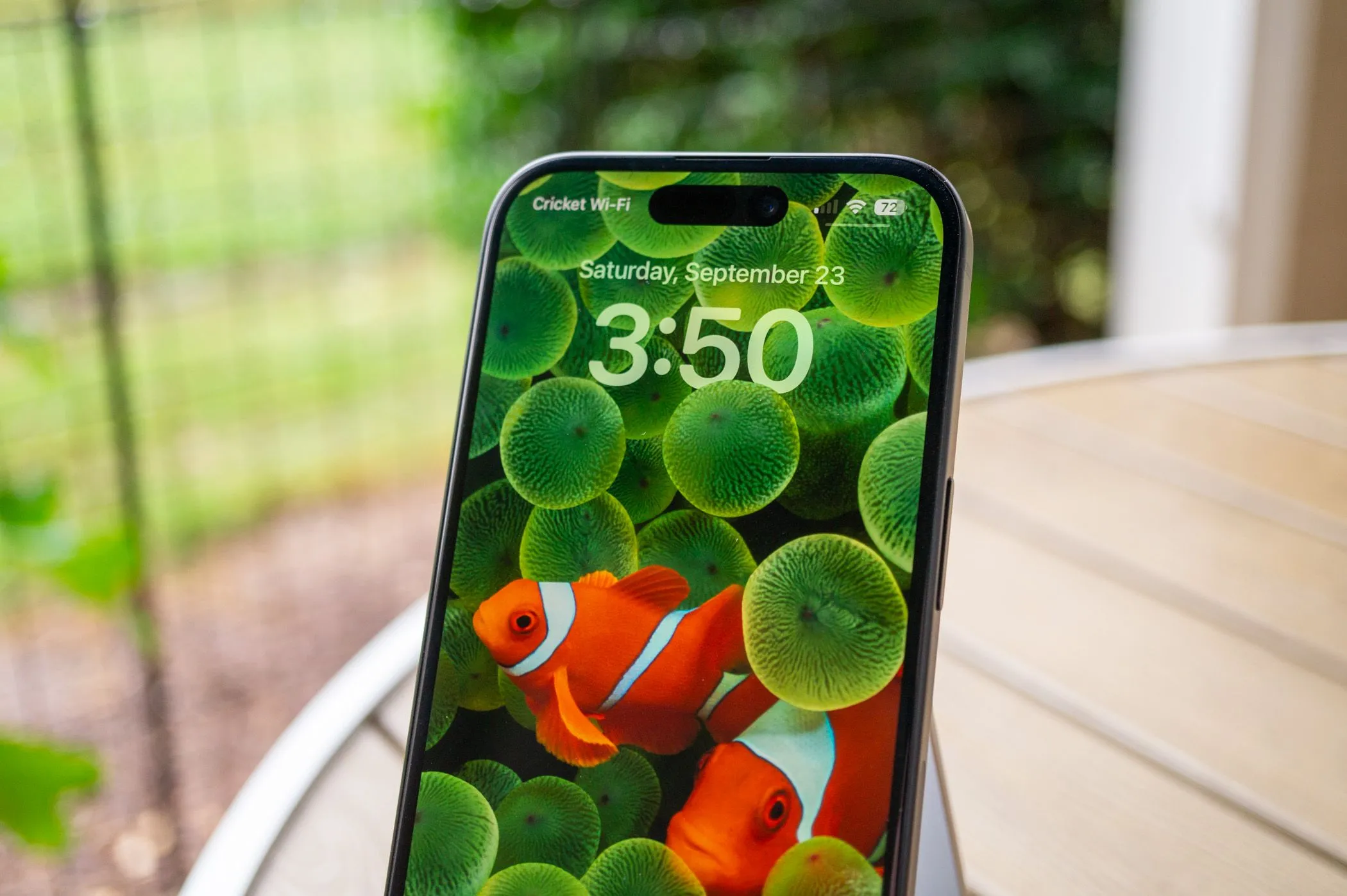 Màn hình khóa sắc nét và độ sáng cao của iPhone 15, tối ưu cho việc sử dụng ngoài trời.