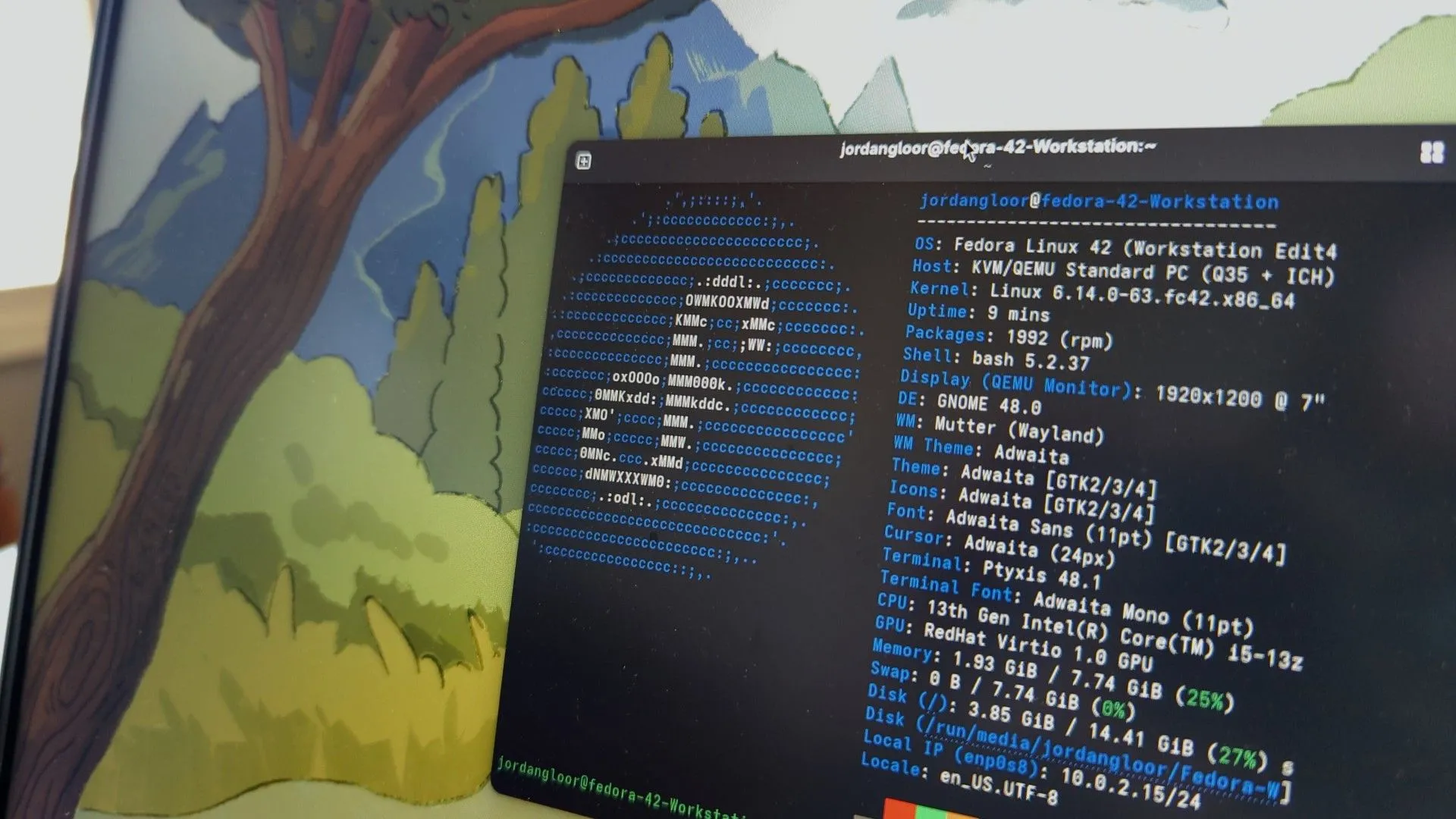 Màn hình laptop hiển thị Fedora Linux với cửa sổ terminal đang mở, thể hiện môi trường làm việc chuyên nghiệp