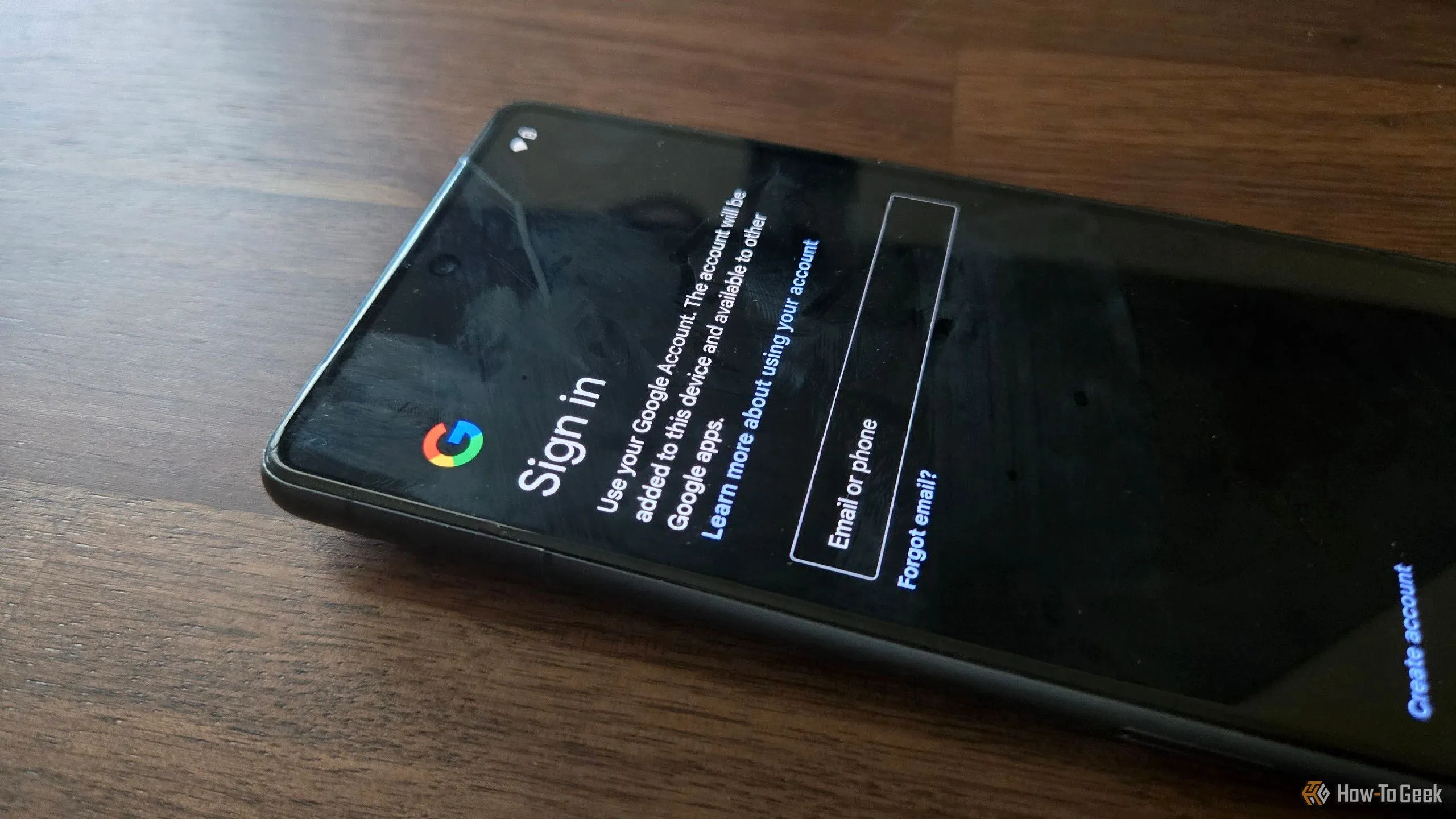 Màn hình yêu cầu đăng nhập tài khoản Google trên điện thoại Pixel 7, nhấn mạnh sự phụ thuộc vào dịch vụ đám mây.