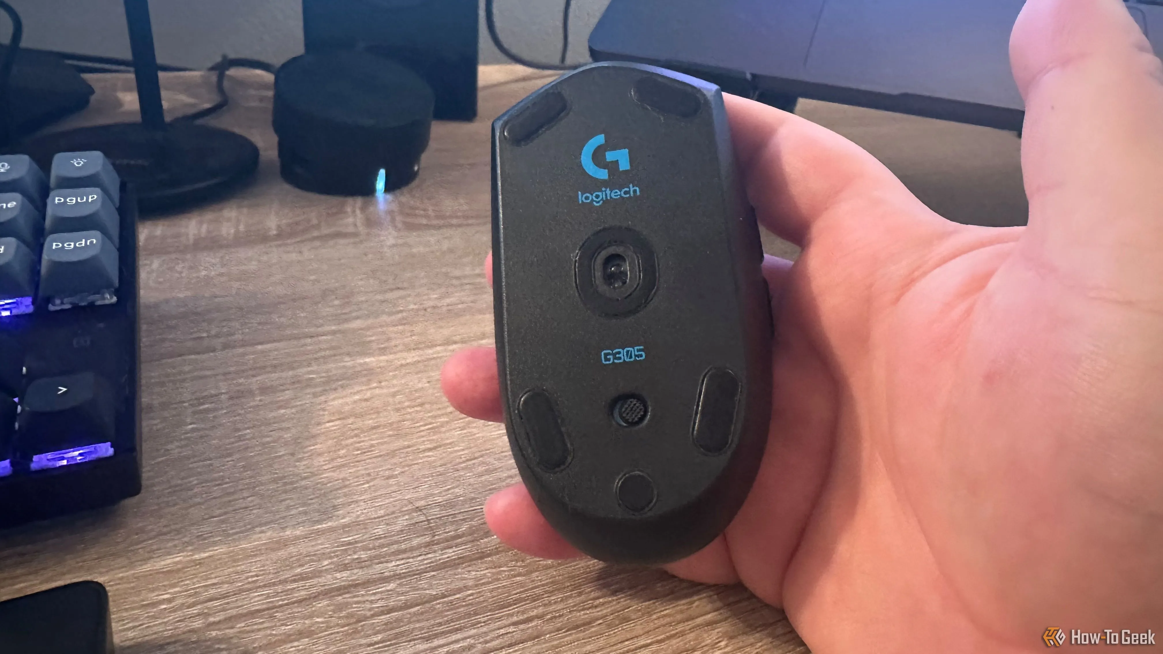 Mặt đáy chuột Logitech G305 Lightspeed hiển thị cảm biến Hero và các chân trượt
