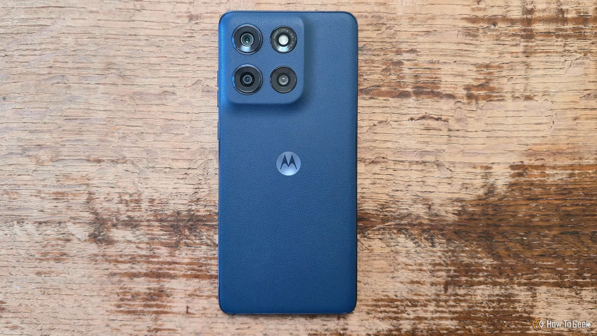 Mặt lưng da nhân tạo màu xanh đậm của Motorola Moto G Stylus (2025) với cụm camera nổi bật.