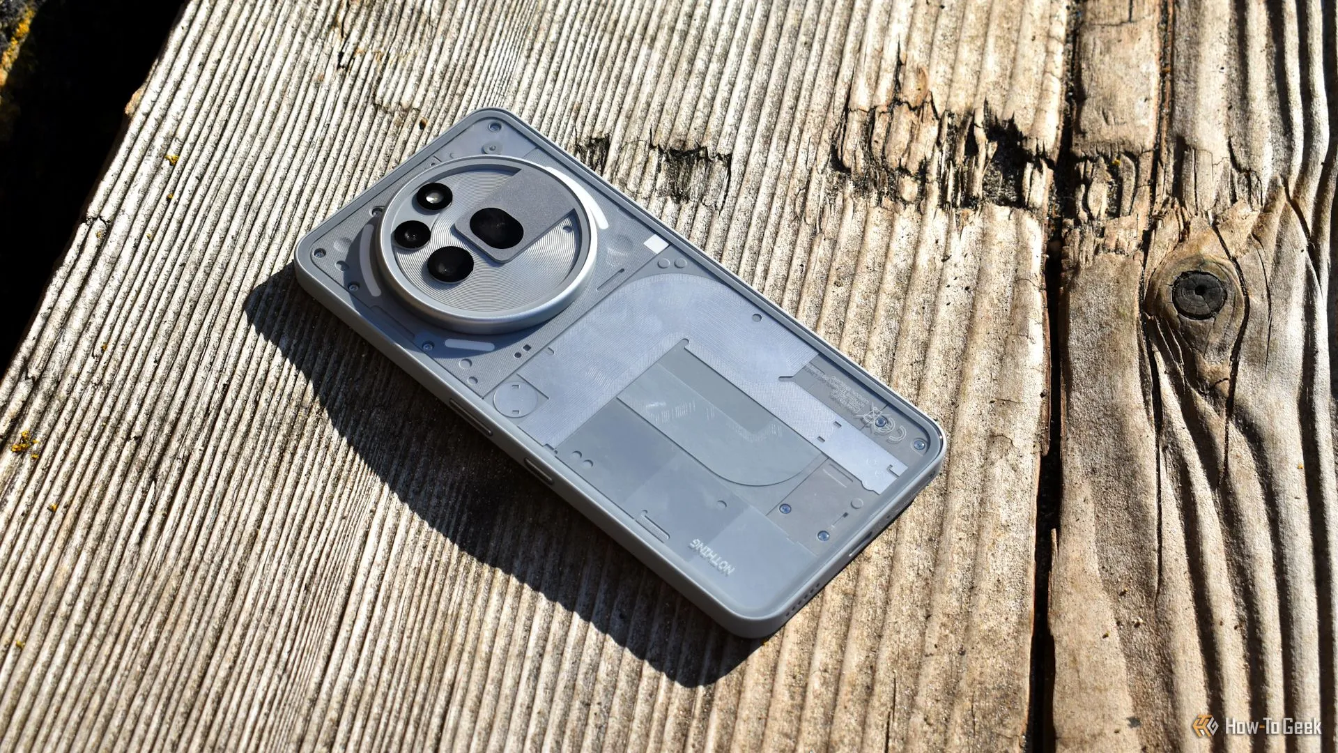 Mặt lưng Nothing Phone 3a Pro với ngôn ngữ thiết kế đặc trưng nhìn từ trên xuống