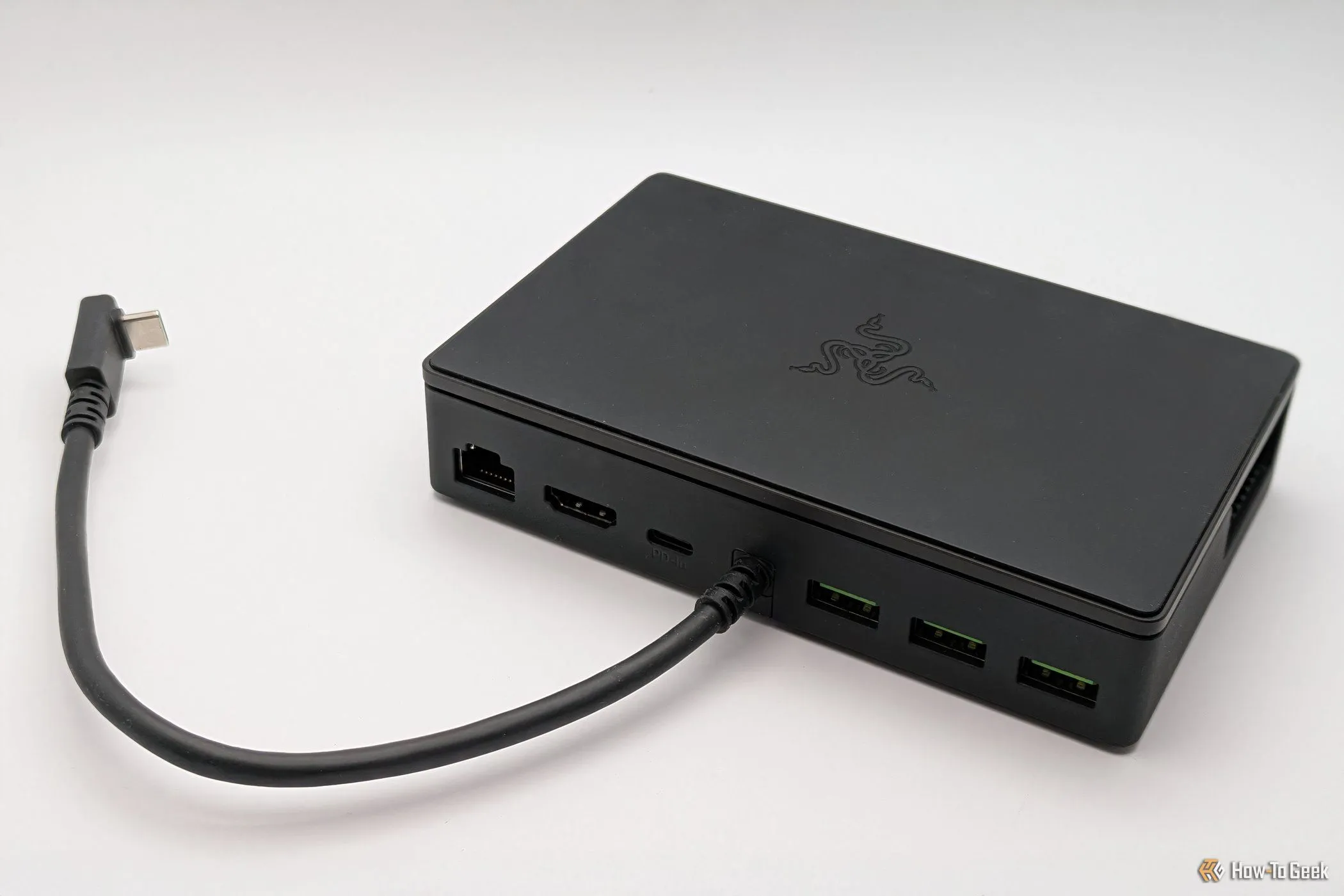 Mặt sau của Razer Handheld Dock Chroma khi gập phẳng, hiển thị các cổng kết nối và dây USB-C tích hợp.