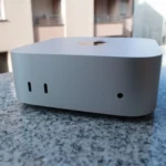 Mặt trước của Mac mini M4 với các cổng kết nối ở phía trước, làm nổi bật thiết kế nhỏ gọn và hiện đại.