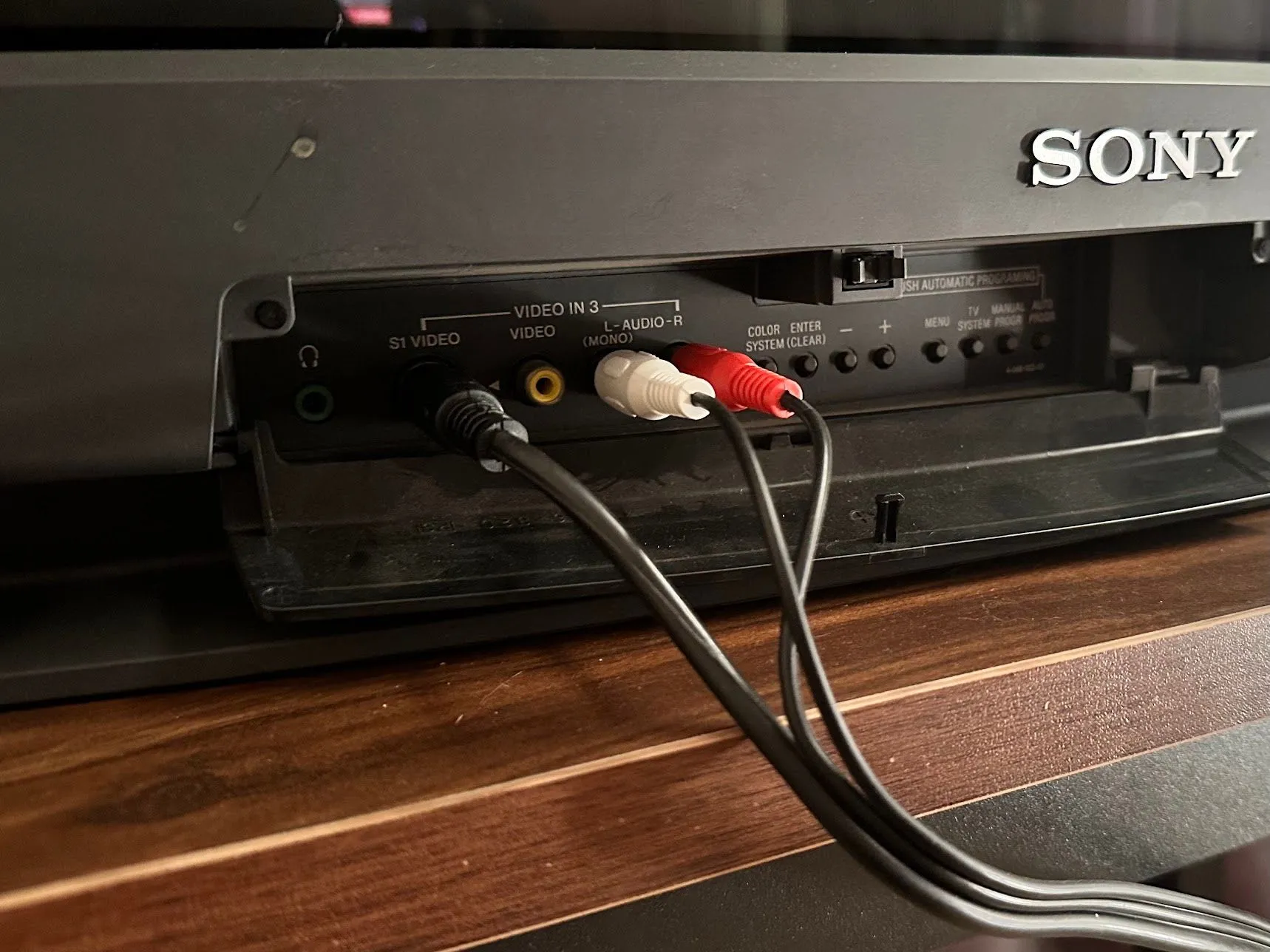 Mặt trước của TV Sony Trinitron với các cổng kết nối tiện lợi.