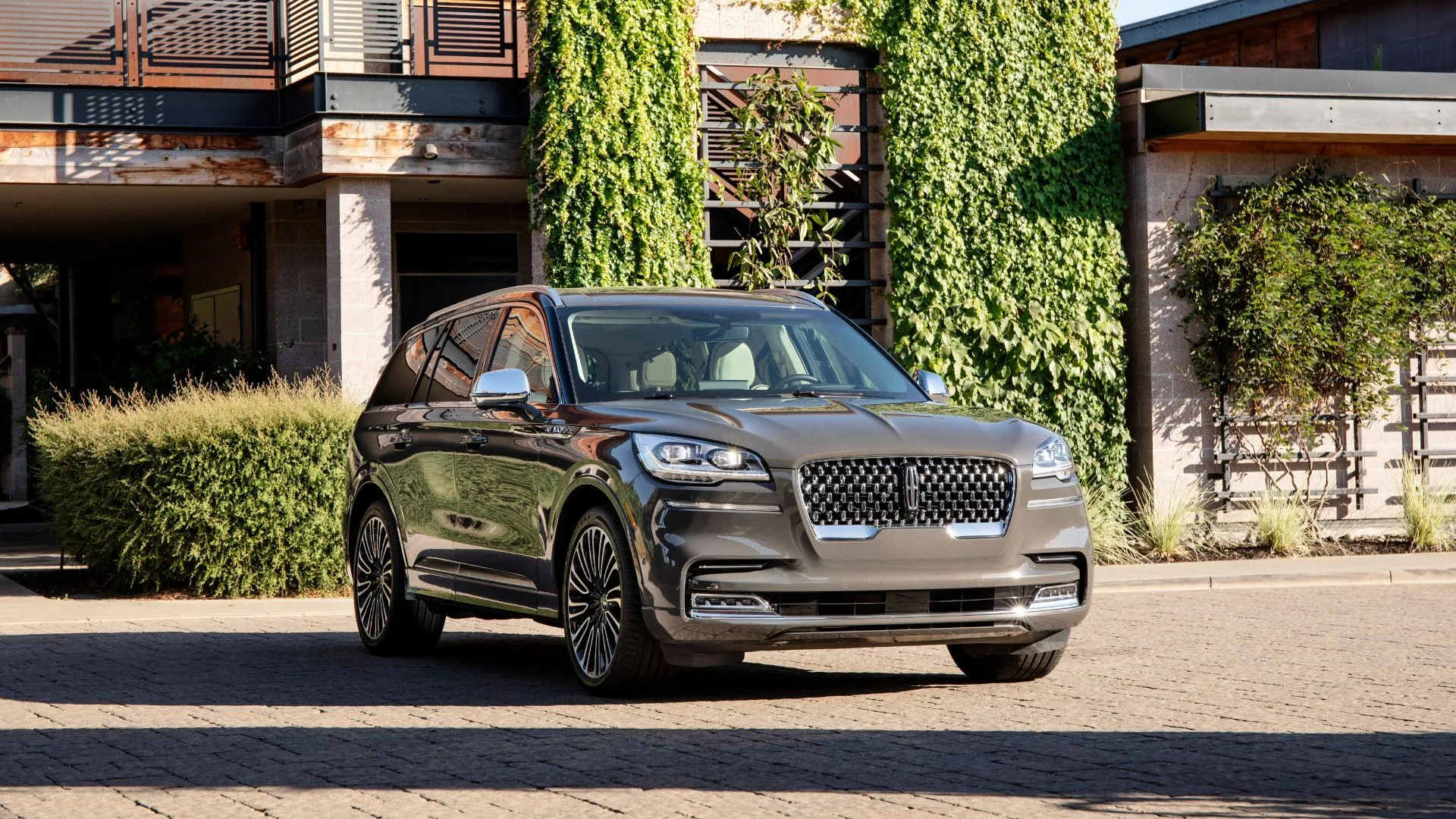 Mẫu xe SUV hạng sang Lincoln Aviator 2021 màu nâu đậu trước nhà, một trong những dòng xe bị triệu hồi lỗi ghế.
