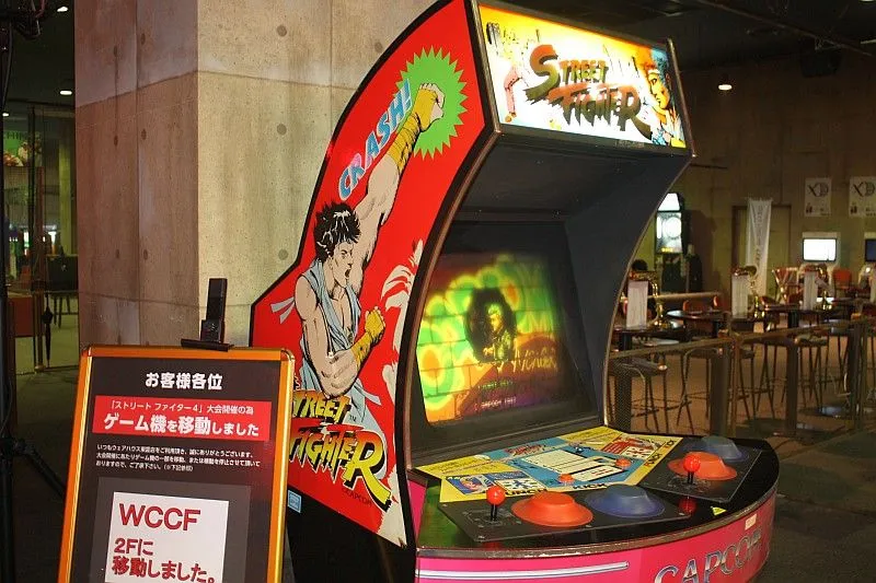 Máy arcade Street Fighter Deluxe độc đáo với cơ chế điều khiển bằng bàn đấm, minh họa một phiên bản thử nghiệm khác của game đối kháng Street Fighter.