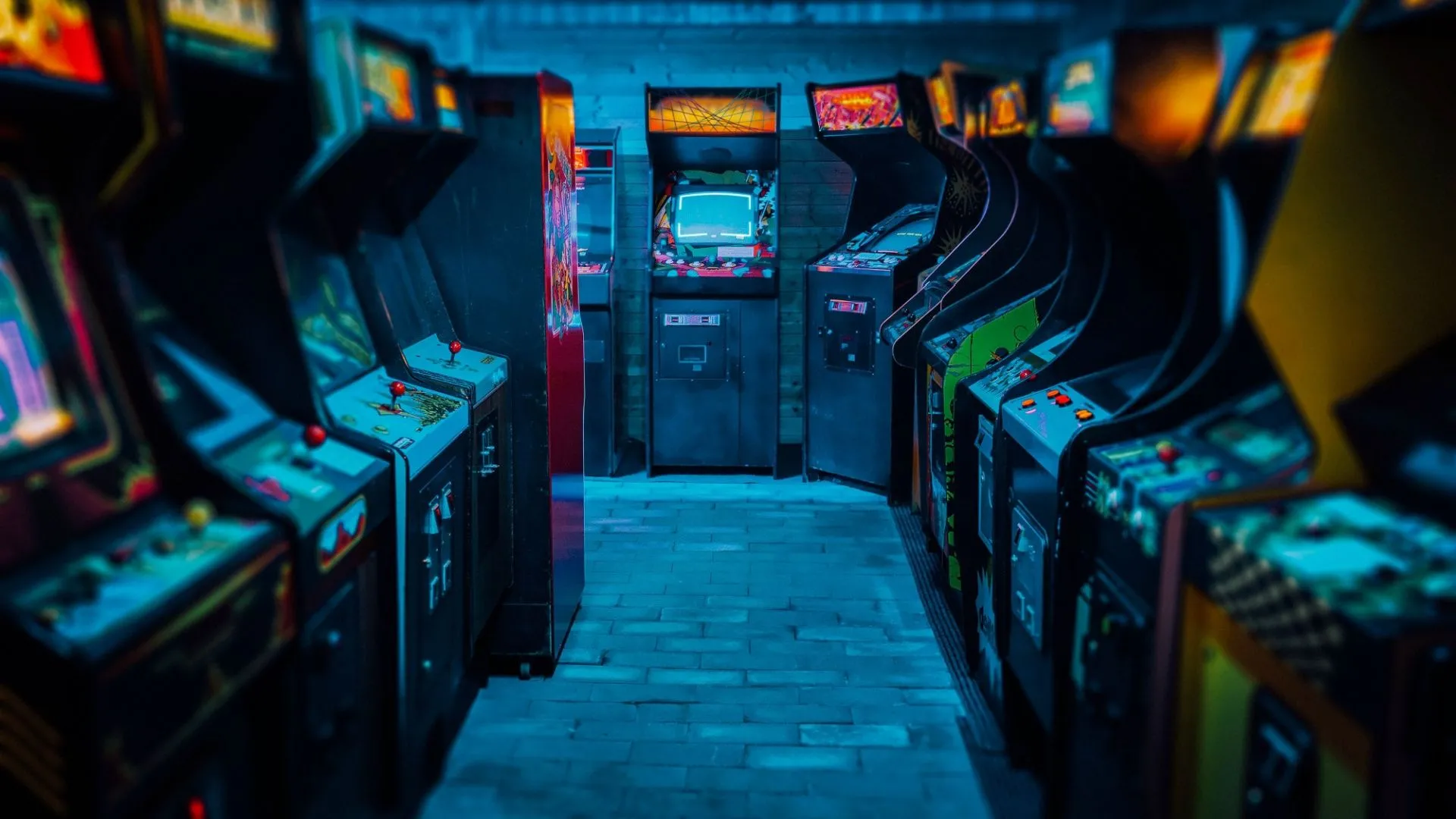 Máy chơi game arcade cổ điển trong phòng game đậm chất retro