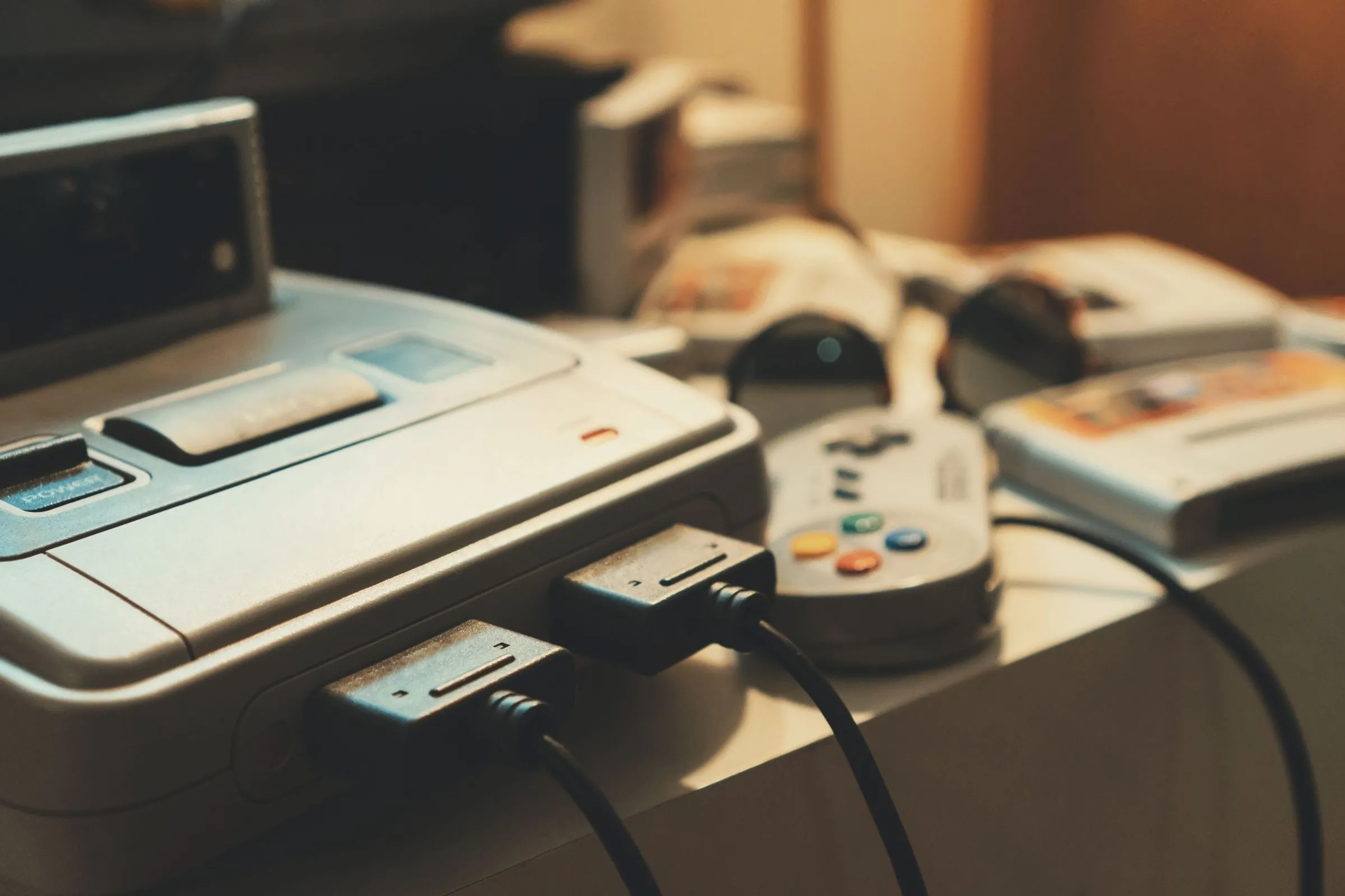 Máy chơi game retro cũ với tay cầm, đại diện cho những hạn chế của console nhân bản.