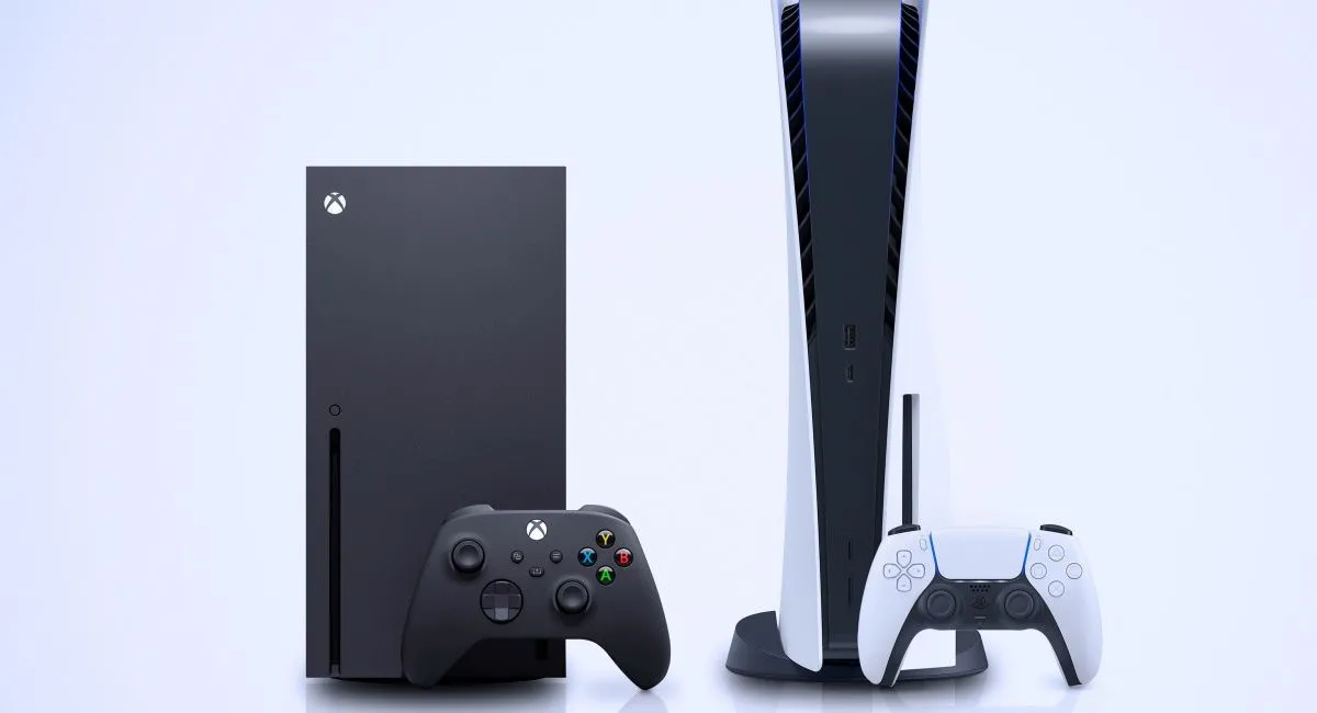 Máy chơi game Xbox Series X và PlayStation 5 đặt cạnh nhau, đại diện cho cuộc chiến console.