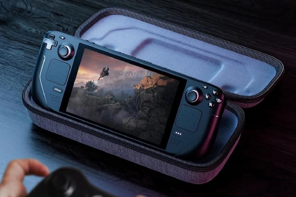 Máy Steam Deck đang chạy game Elden Ring trong túi đựng JSAUX, thể hiện tính di động và khả năng chơi game PC