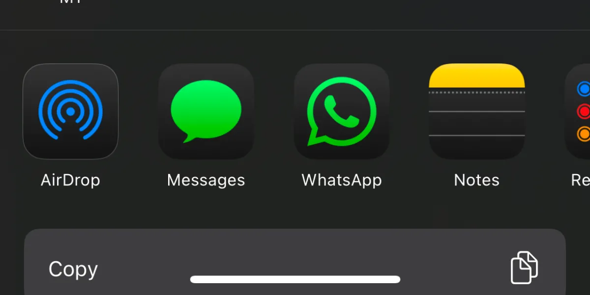 Menu AirDrop hiển thị các biểu tượng ứng dụng đã được làm tối đồng bộ.