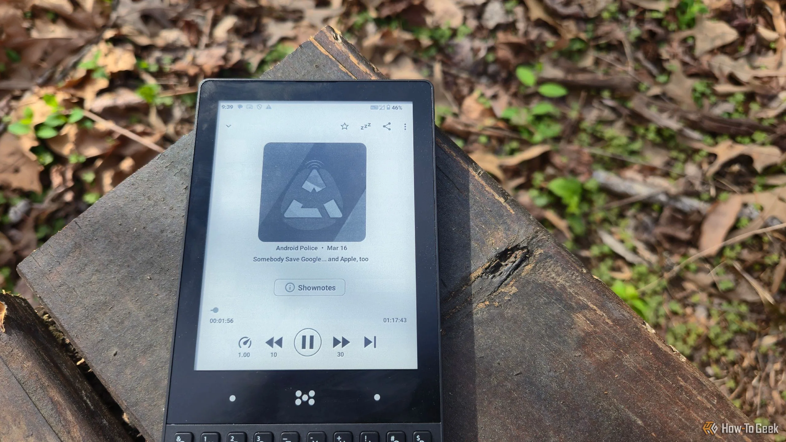 Minimal Phone hiển thị ứng dụng podcast, cho thấy khả năng thực hiện nhiều tác vụ.