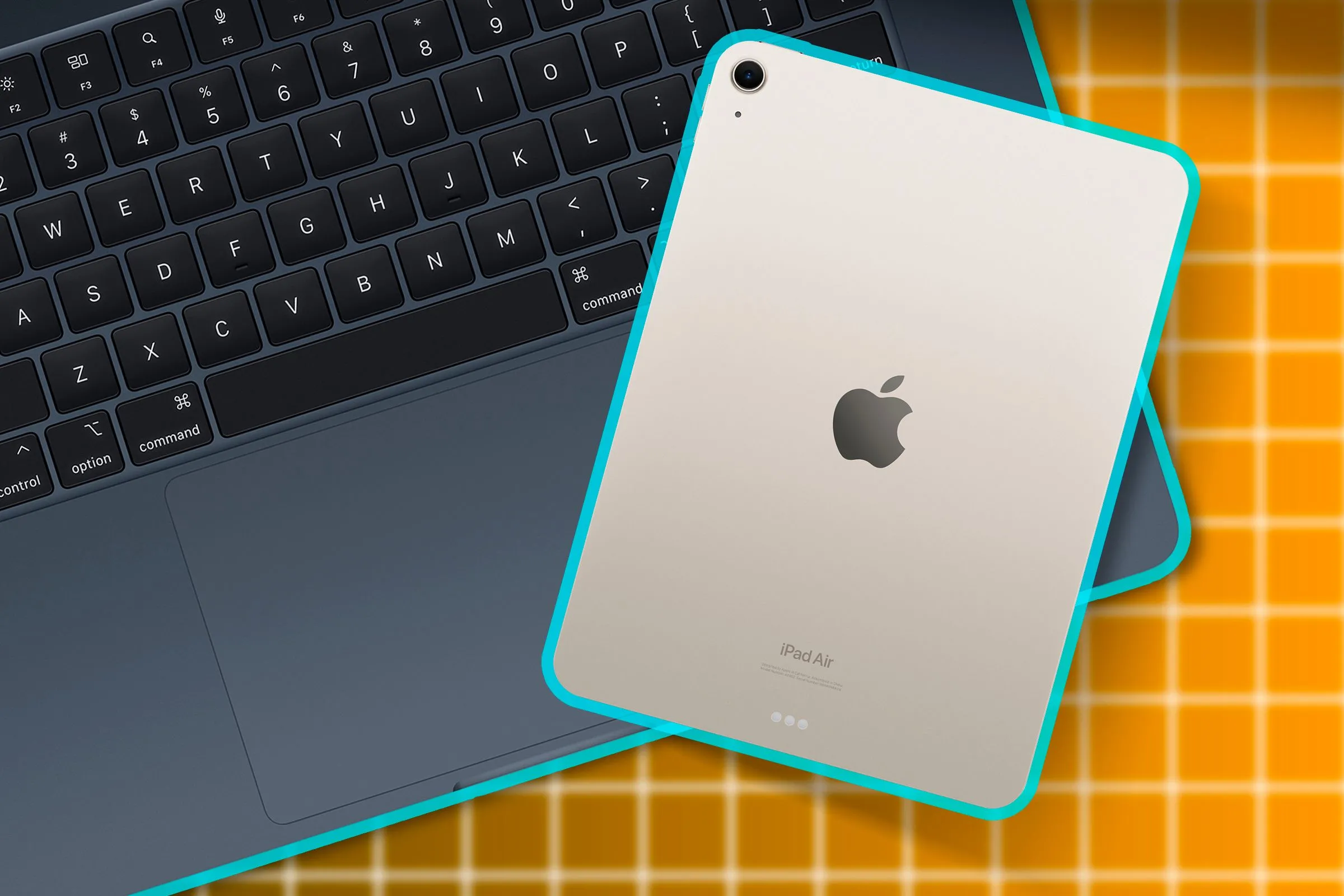 Một chiếc iPad đặt phía trên bàn phím MacBook, tượng trưng cho sự linh hoạt của máy tính bảng giữa điện thoại và laptop