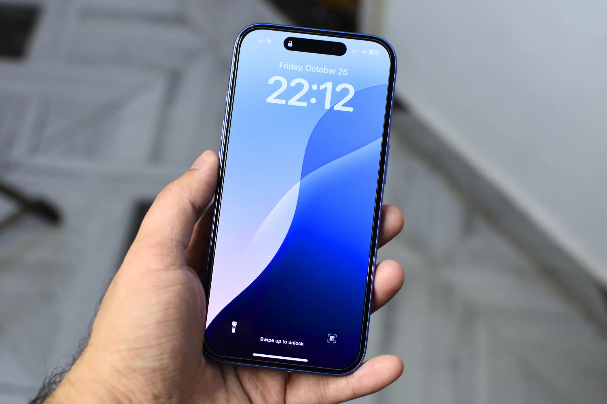 Một chiếc iPhone 16 trong tay, minh họa cho xu hướng điện thoại thông minh truyền thống so với dòng siêu mỏng mới nổi.