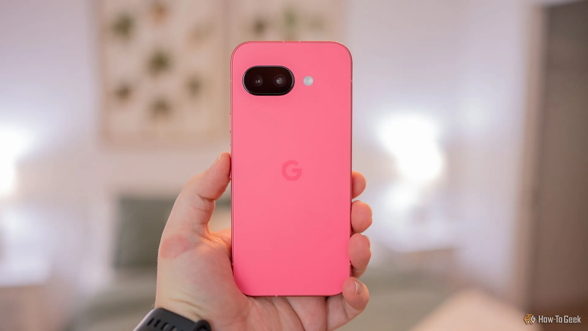 Một người cầm điện thoại Google Pixel 9a để lộ mặt sau của điện thoại