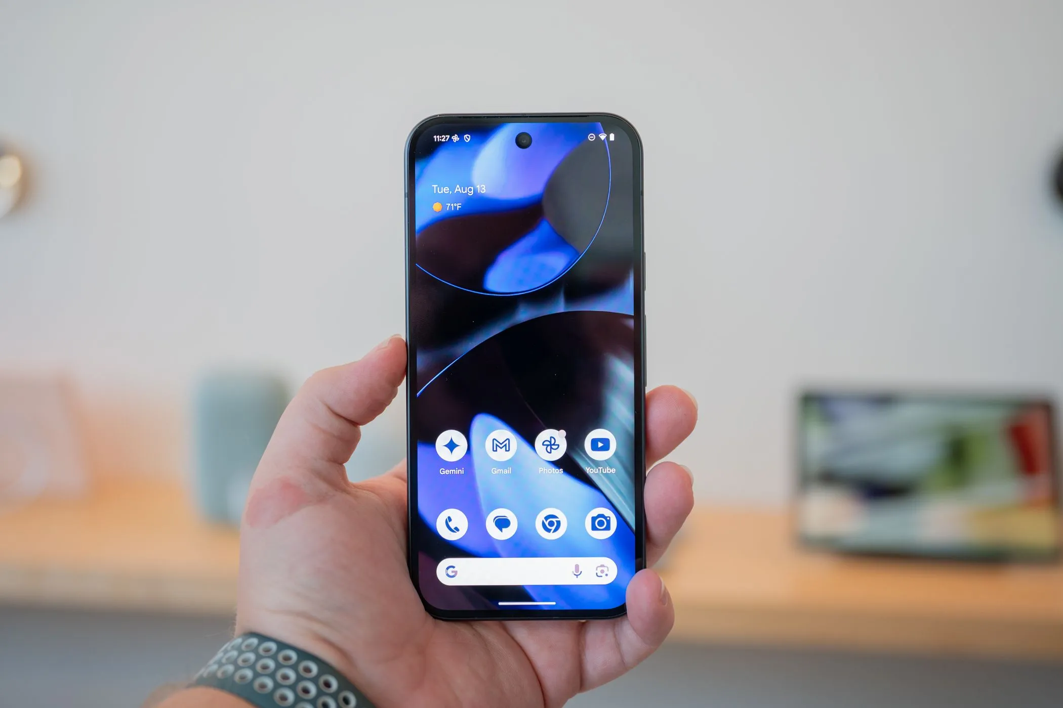 Một người đang cầm chiếc điện thoại Google Pixel 9 hiển thị màn hình, minh họa giao diện đơn giản và tinh tế của Pixel UI, là lựa chọn ưu tiên của tác giả.