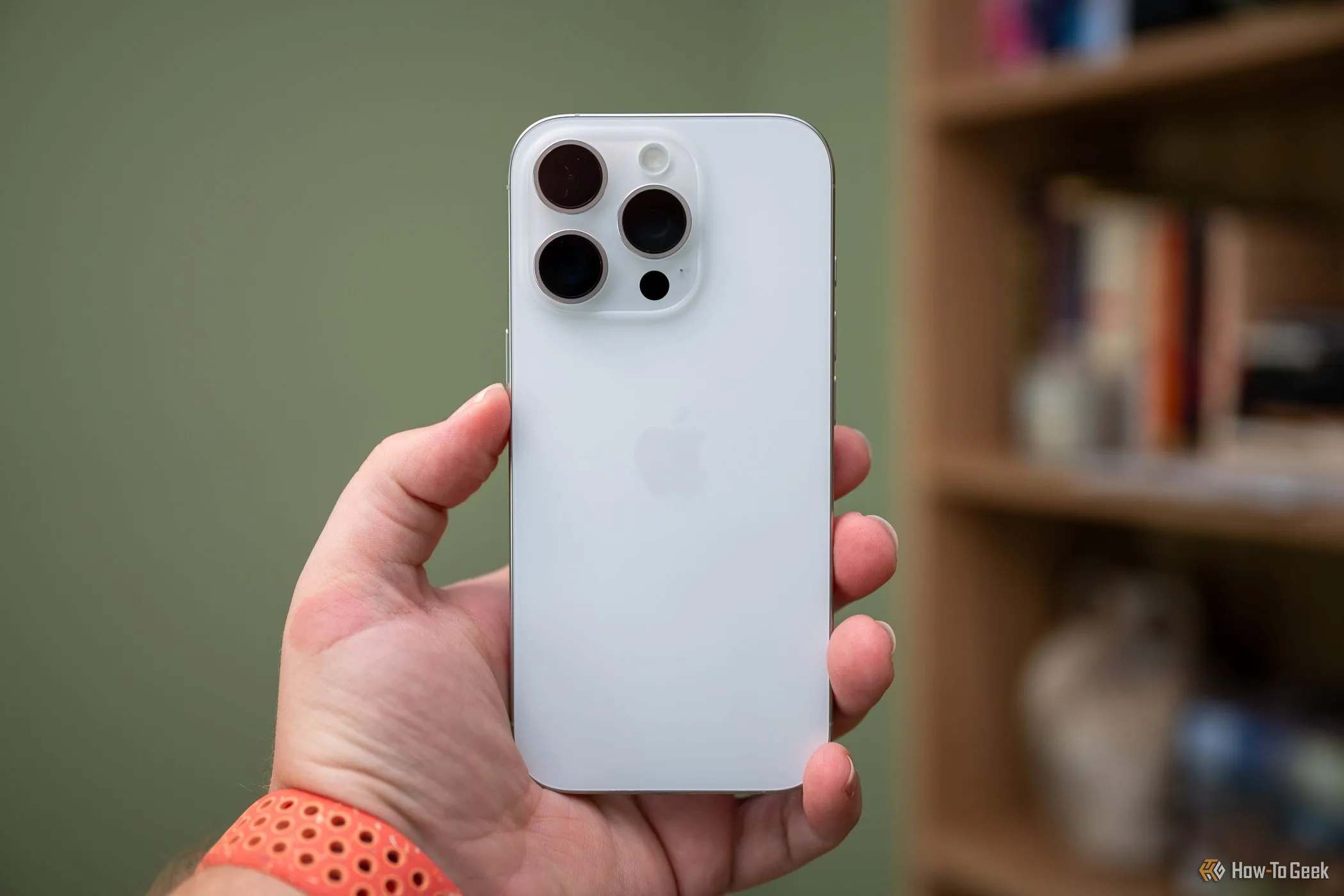 Một người đang cầm chiếc iPhone 16 Pro trên tay, thể hiện kích thước và thiết kế của điện thoại.