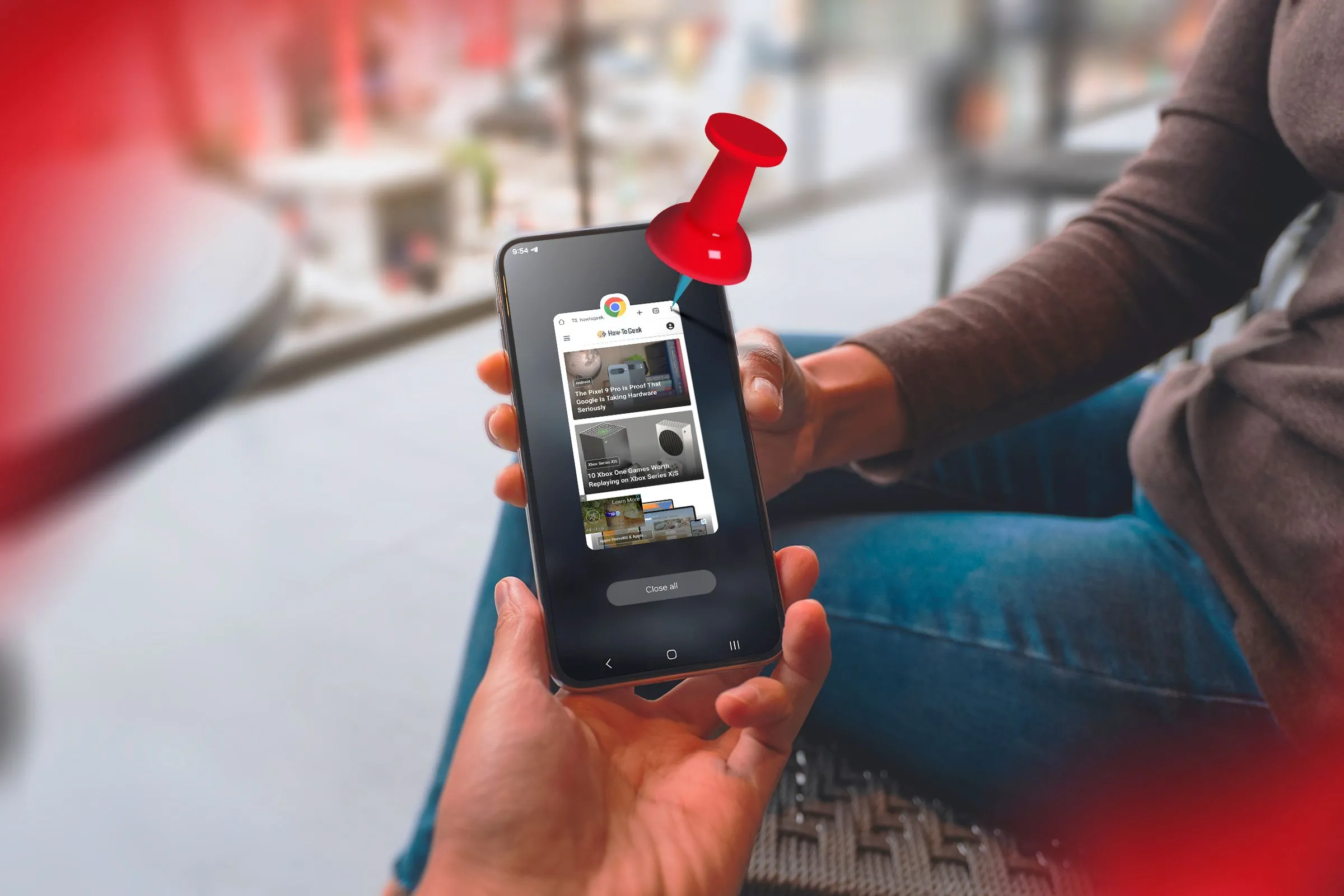 Một người đang đưa điện thoại Android đã ghim ứng dụng cho người khác, nhằm bảo mật thông tin.