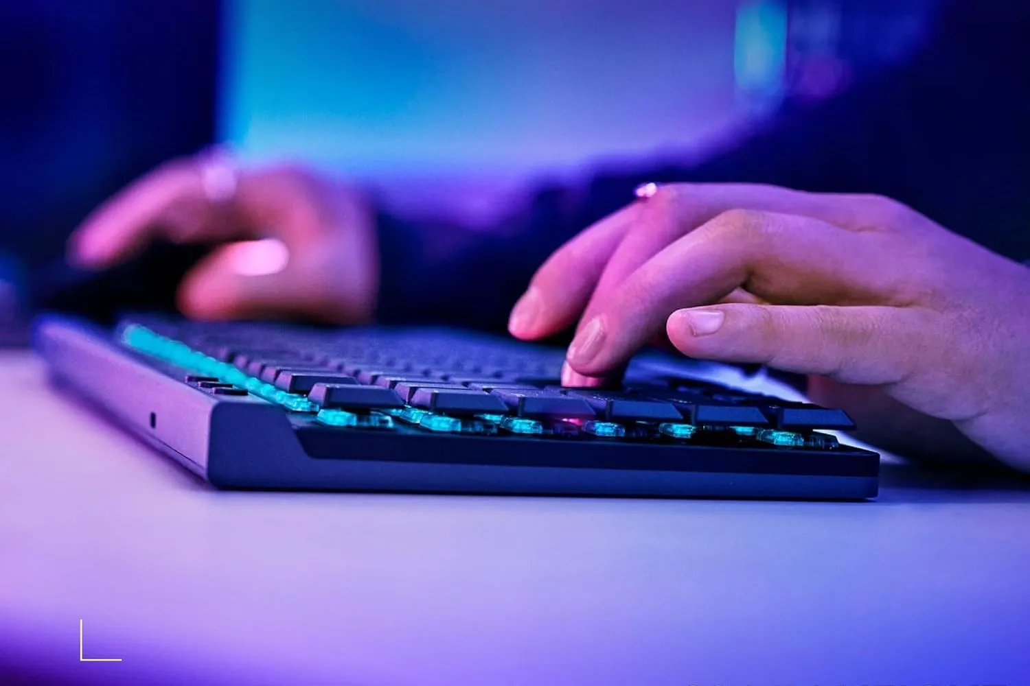 Một người đang gõ phím trên bàn phím Logitech G515 Lightspeed TKL