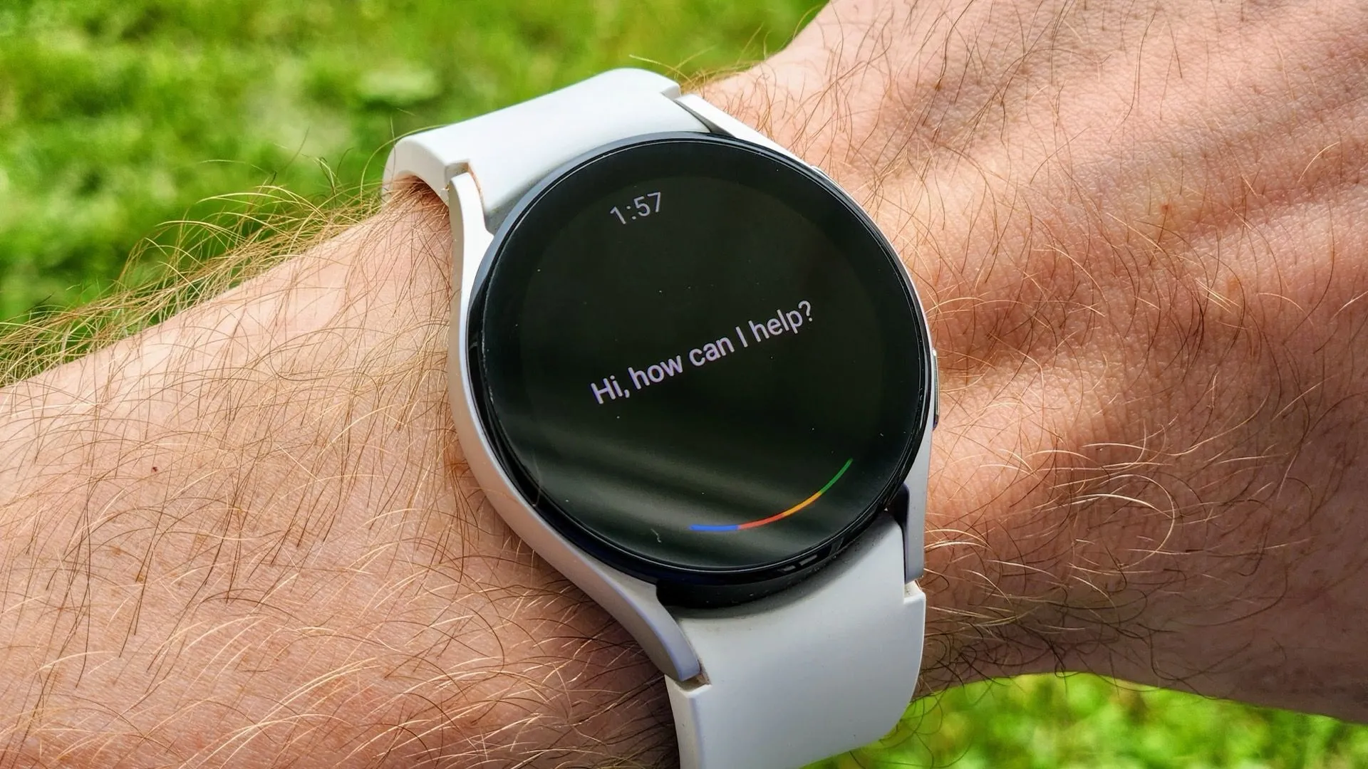 Một người dùng đang tương tác với smartwatch của mình