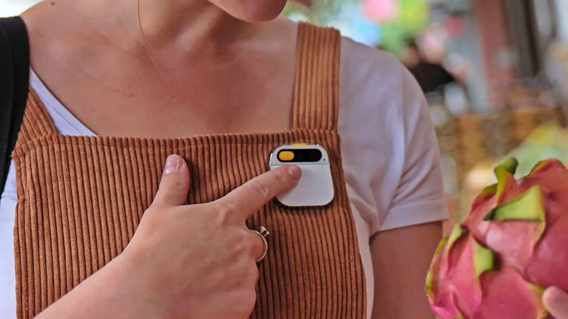 Một người phụ nữ đeo thiết bị Humane AI Pin trên ve áo, minh họa sản phẩm AI đã bị ngừng phát triển